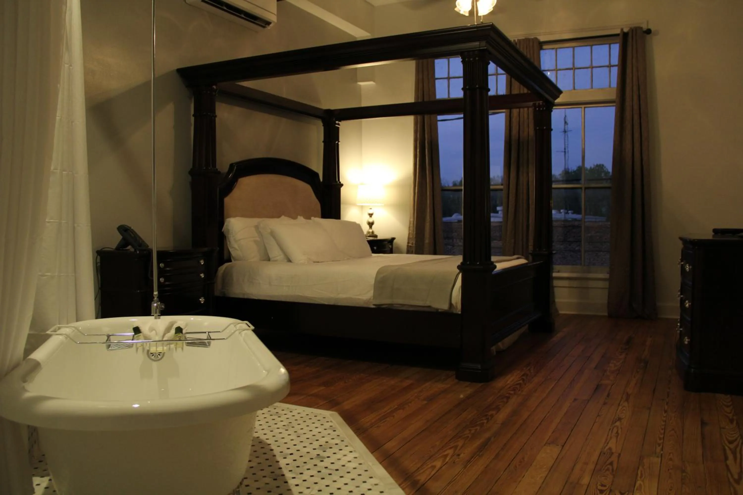 Photo of the whole room, Bed in The Inn on the River