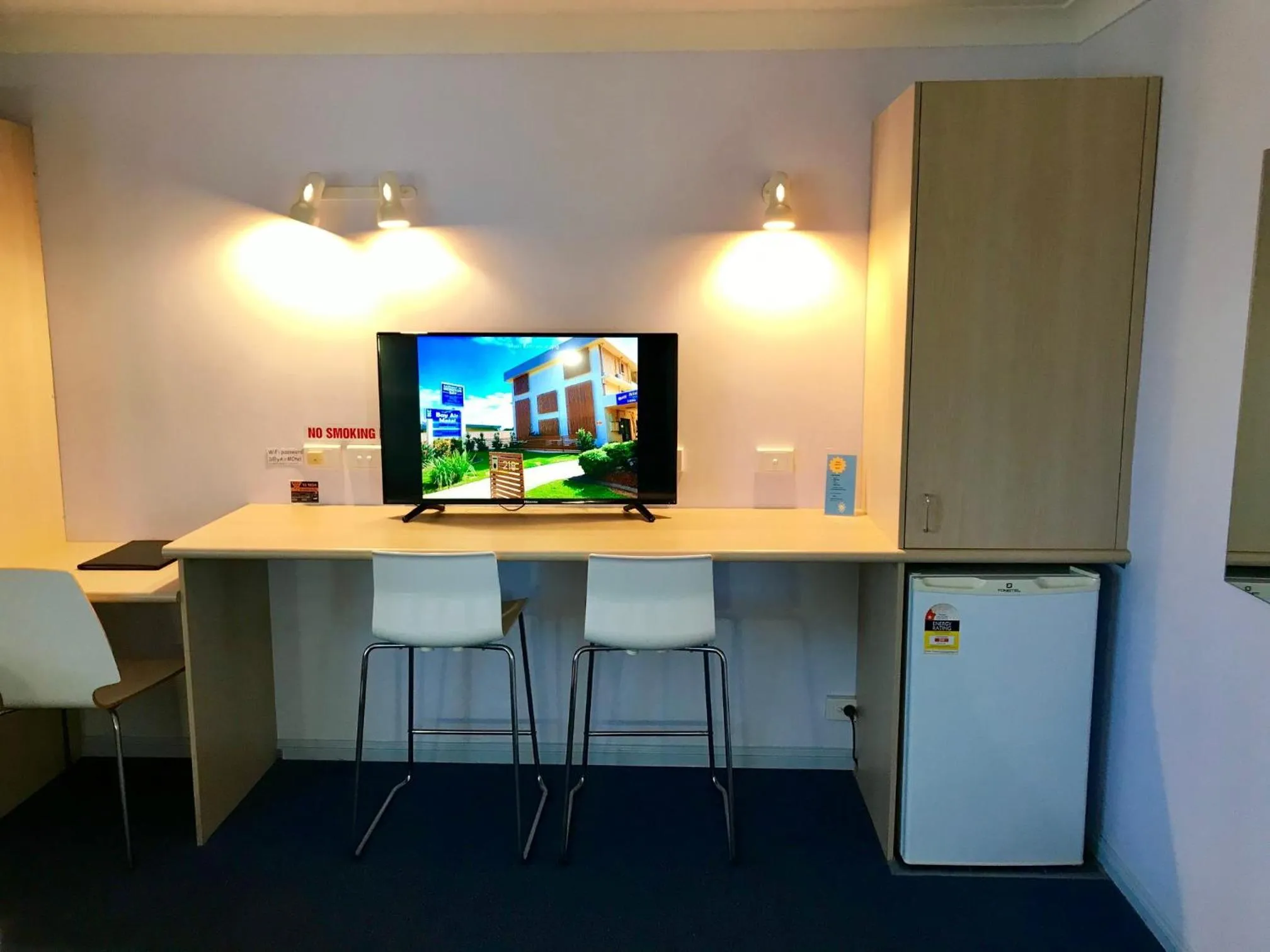 TV and multimedia in Bay Air Motel