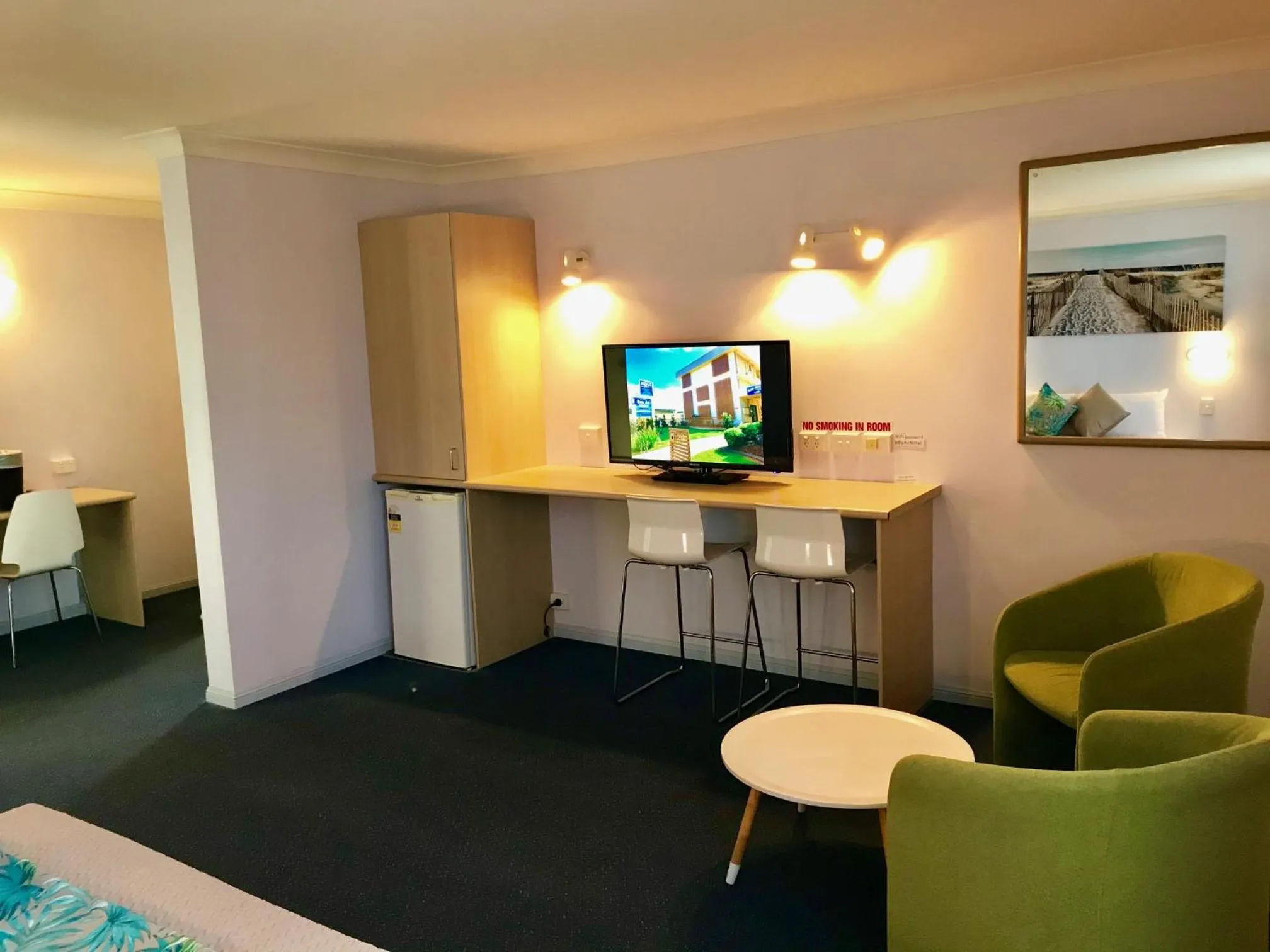 TV and multimedia in Bay Air Motel