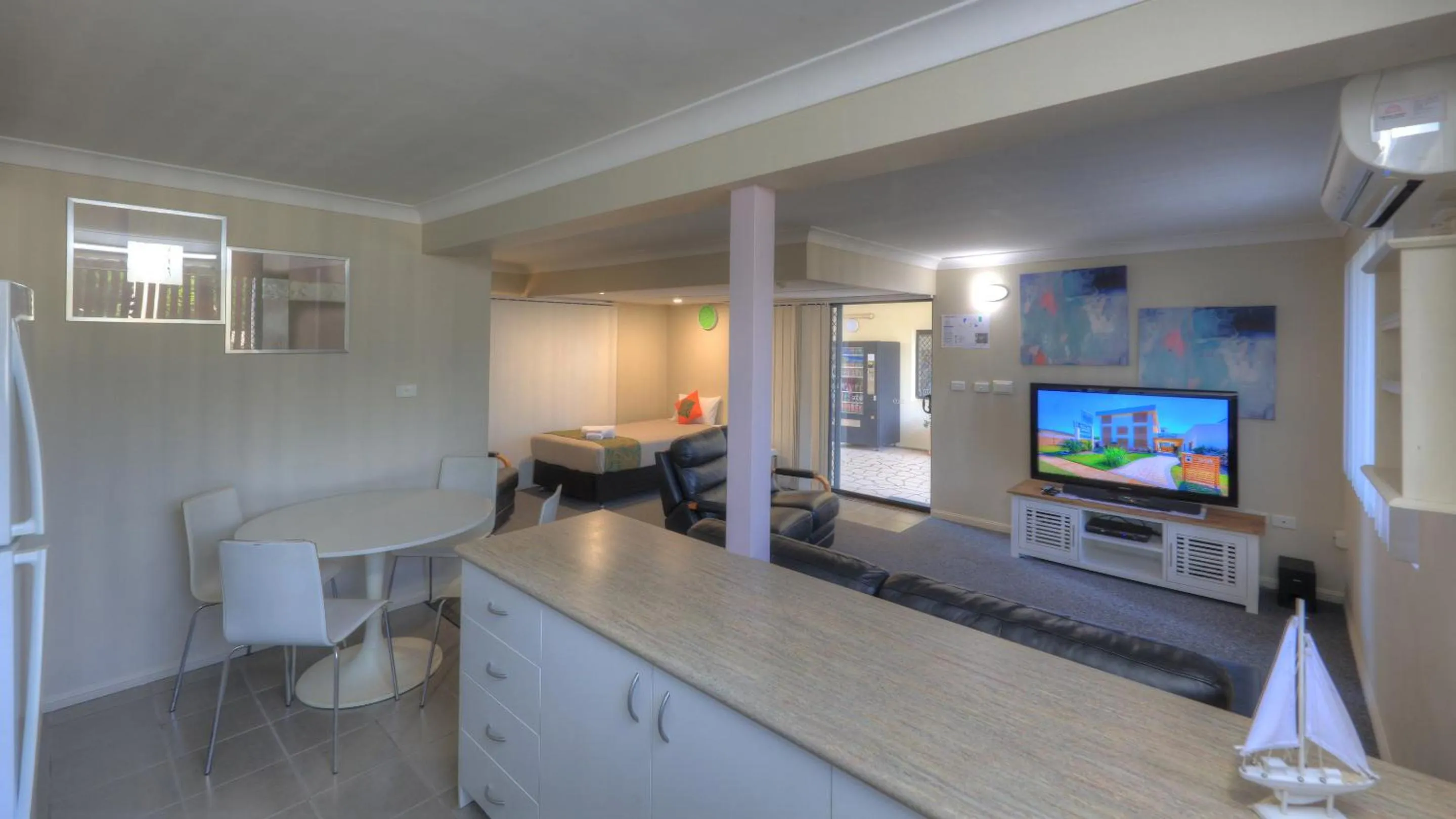 TV and multimedia in Bay Air Motel