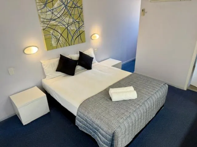 Photo of the whole room, Bed in Bay Air Motel