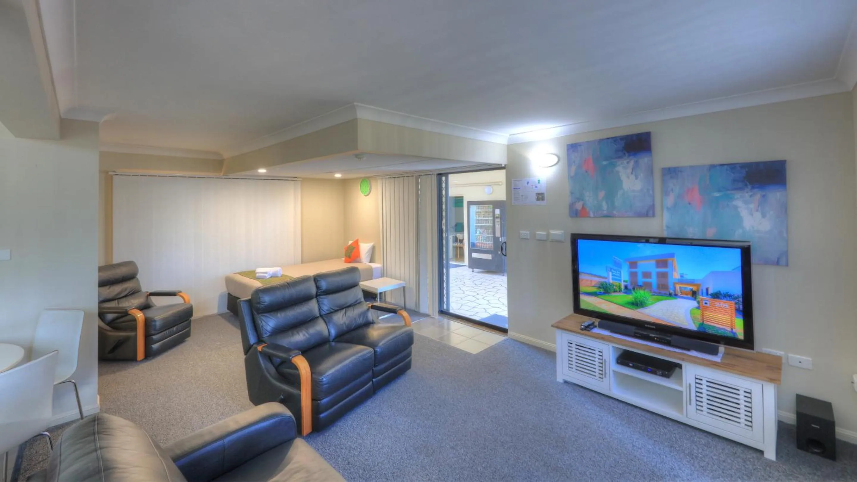 TV and multimedia in Bay Air Motel