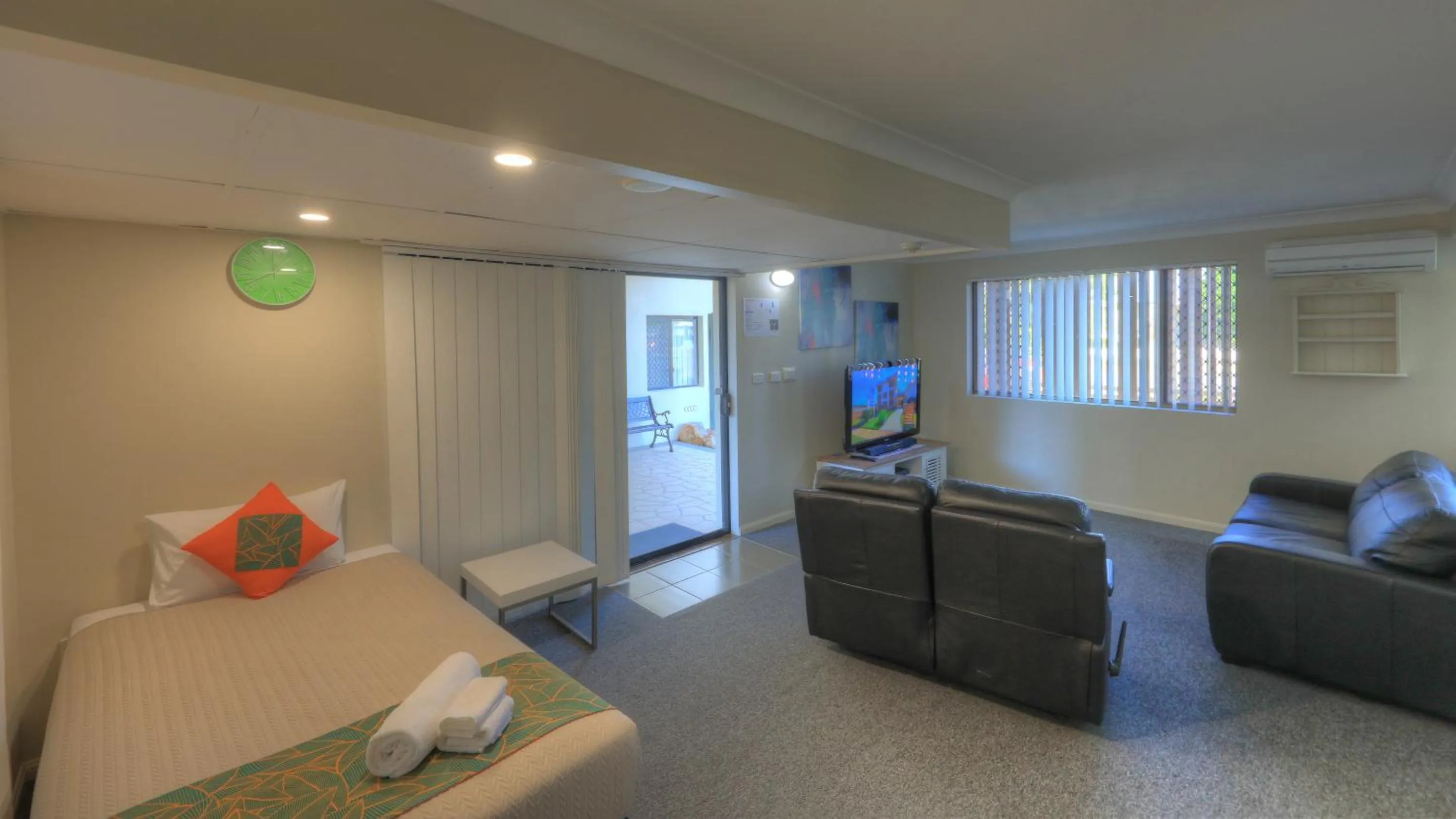 Bed in Bay Air Motel