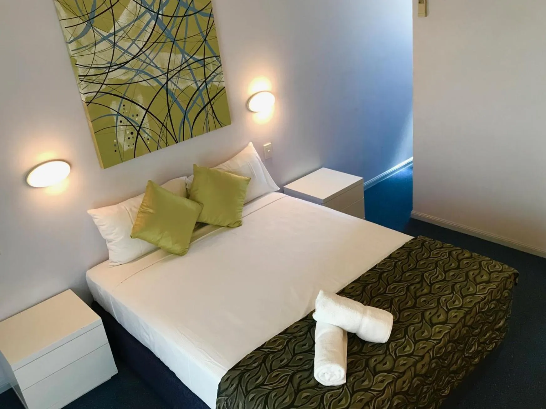 Coffee/tea facilities, Bed in Bay Air Motel