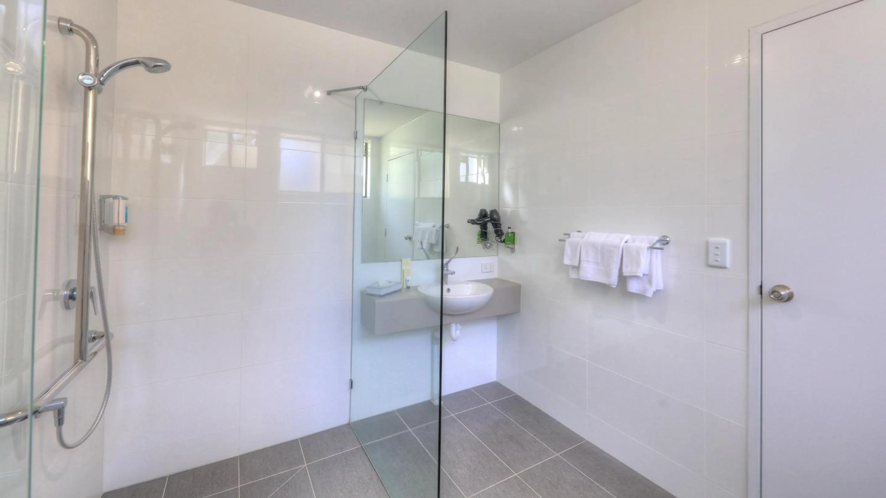 Shower in Bay Air Motel