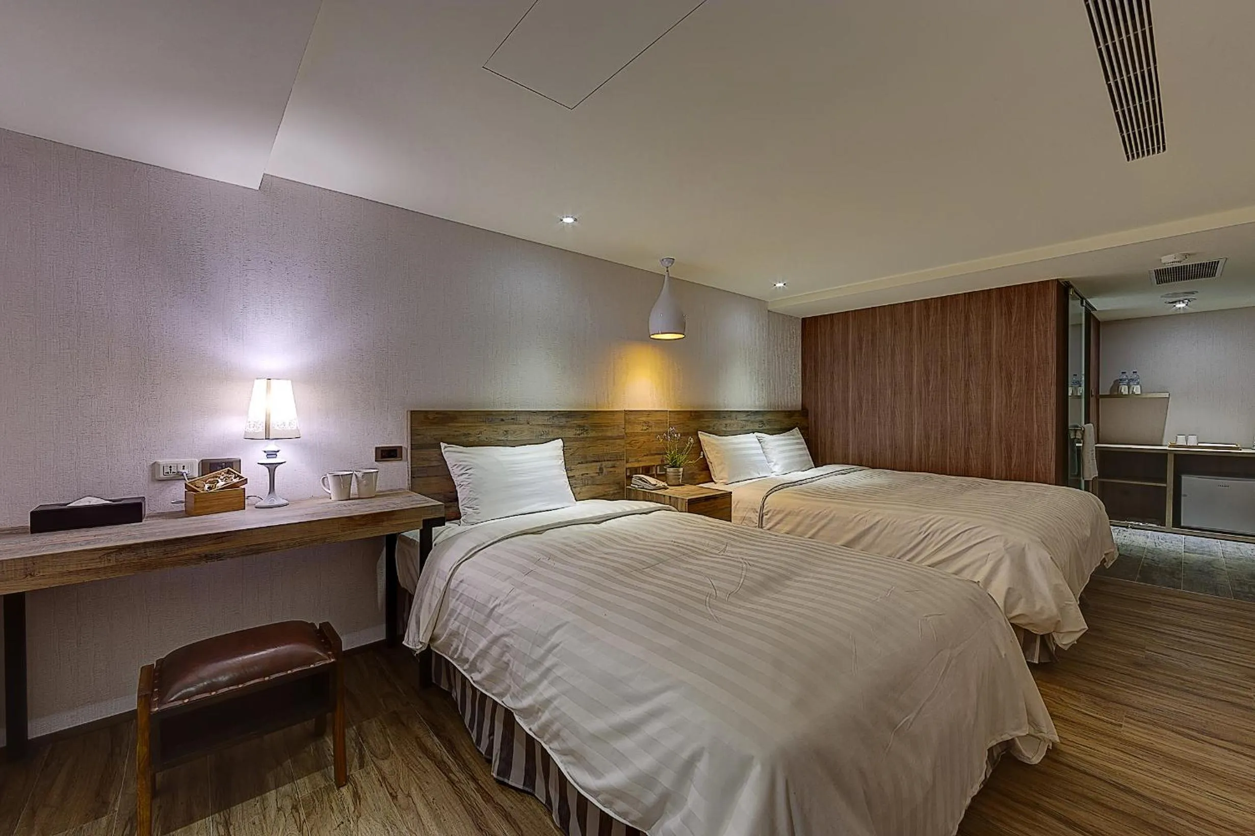 Photo of the whole room, Bed in Lan Kwai Fong Garden Hotel