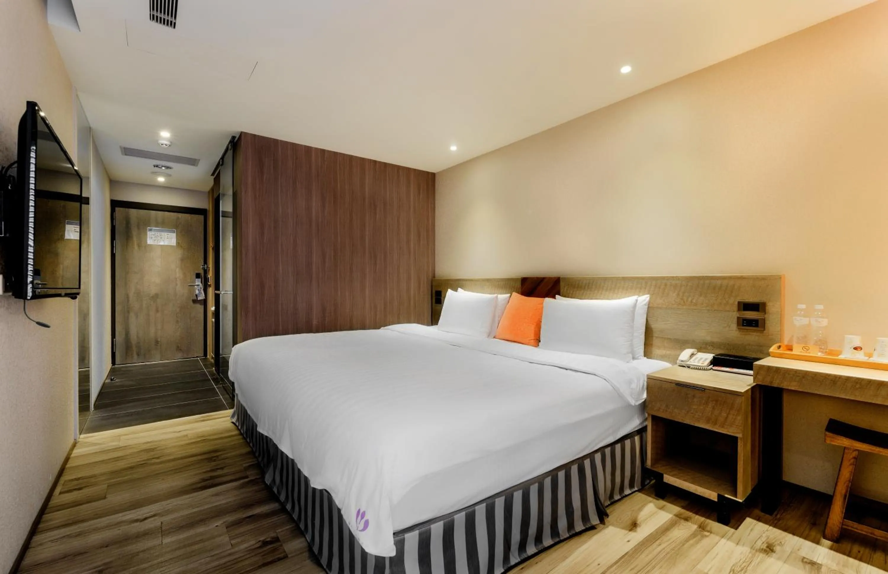 Bedroom, Bed in Lan Kwai Fong Garden Hotel