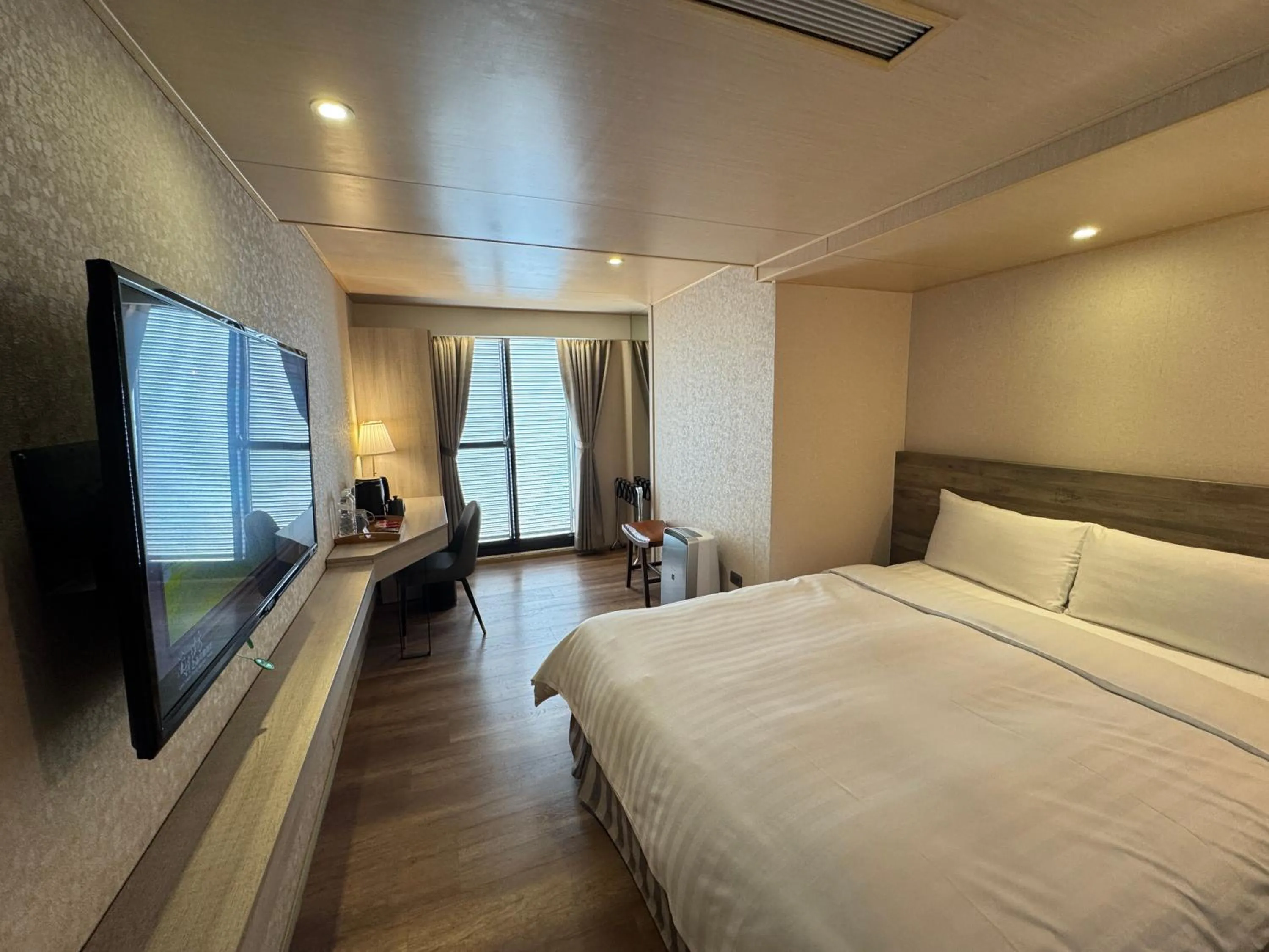 Bed in Lan Kwai Fong Garden Hotel