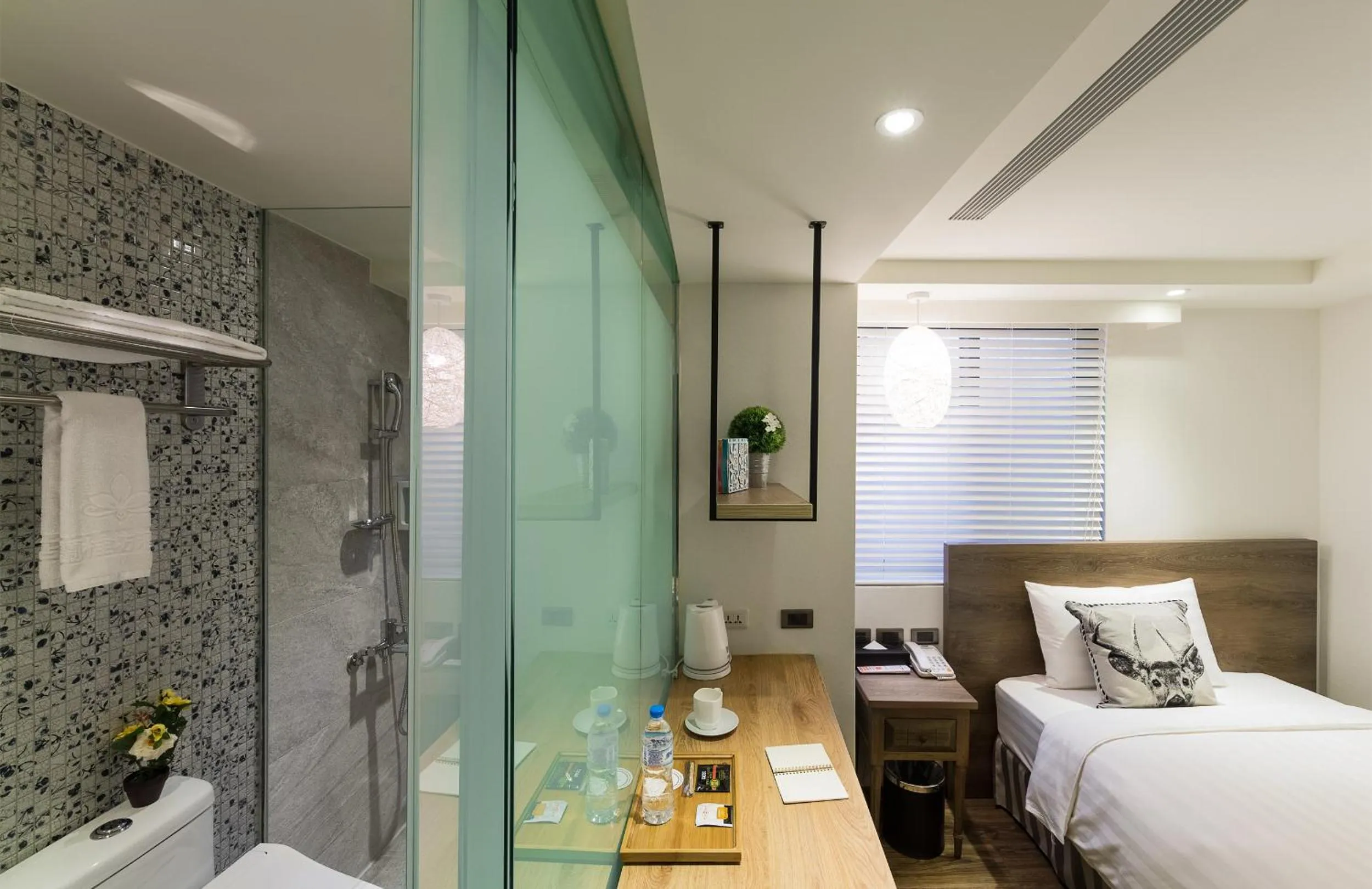 Photo of the whole room, Bed in Lan Kwai Fong Garden Hotel