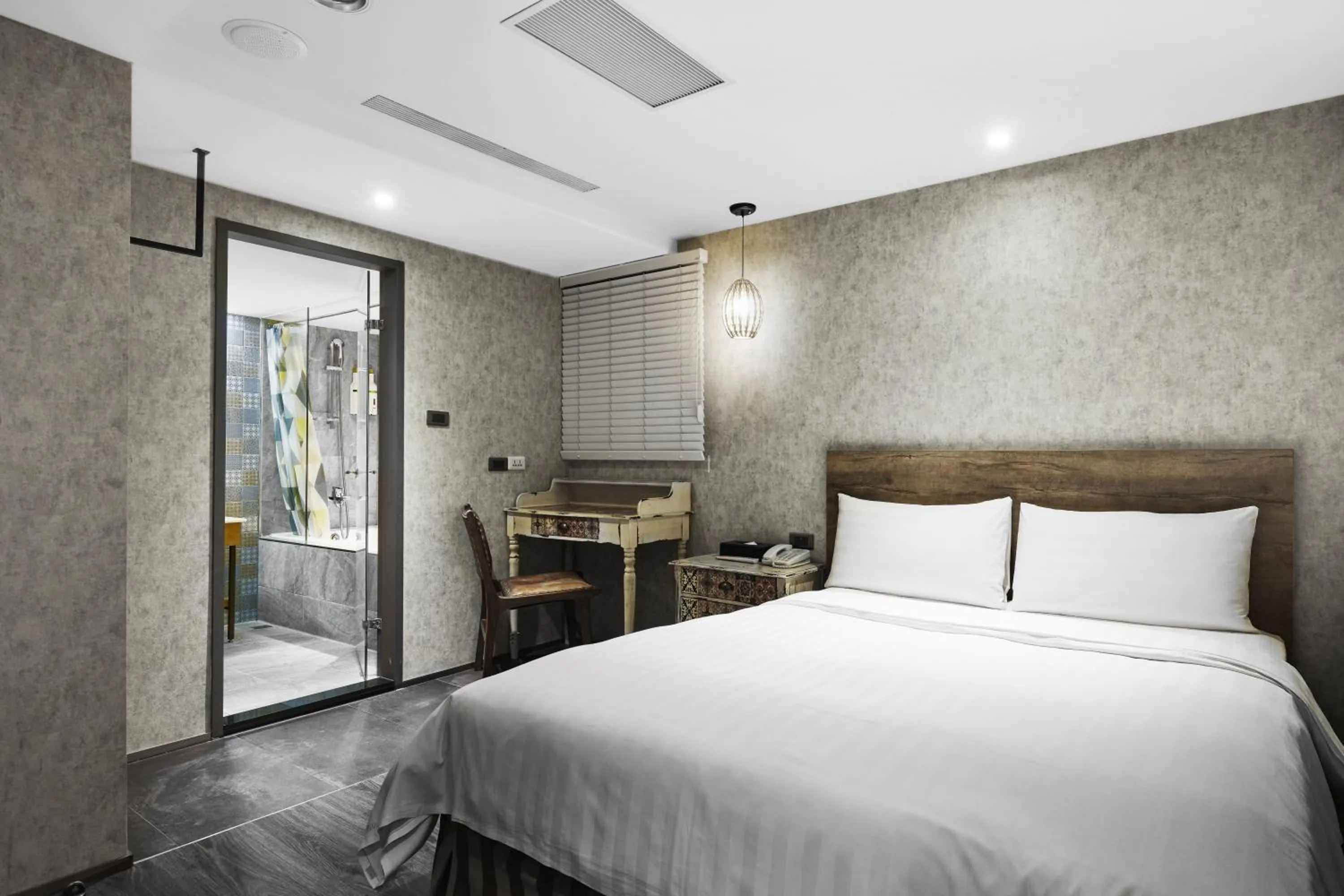 Photo of the whole room, Bed in Lan Kwai Fong Garden Hotel