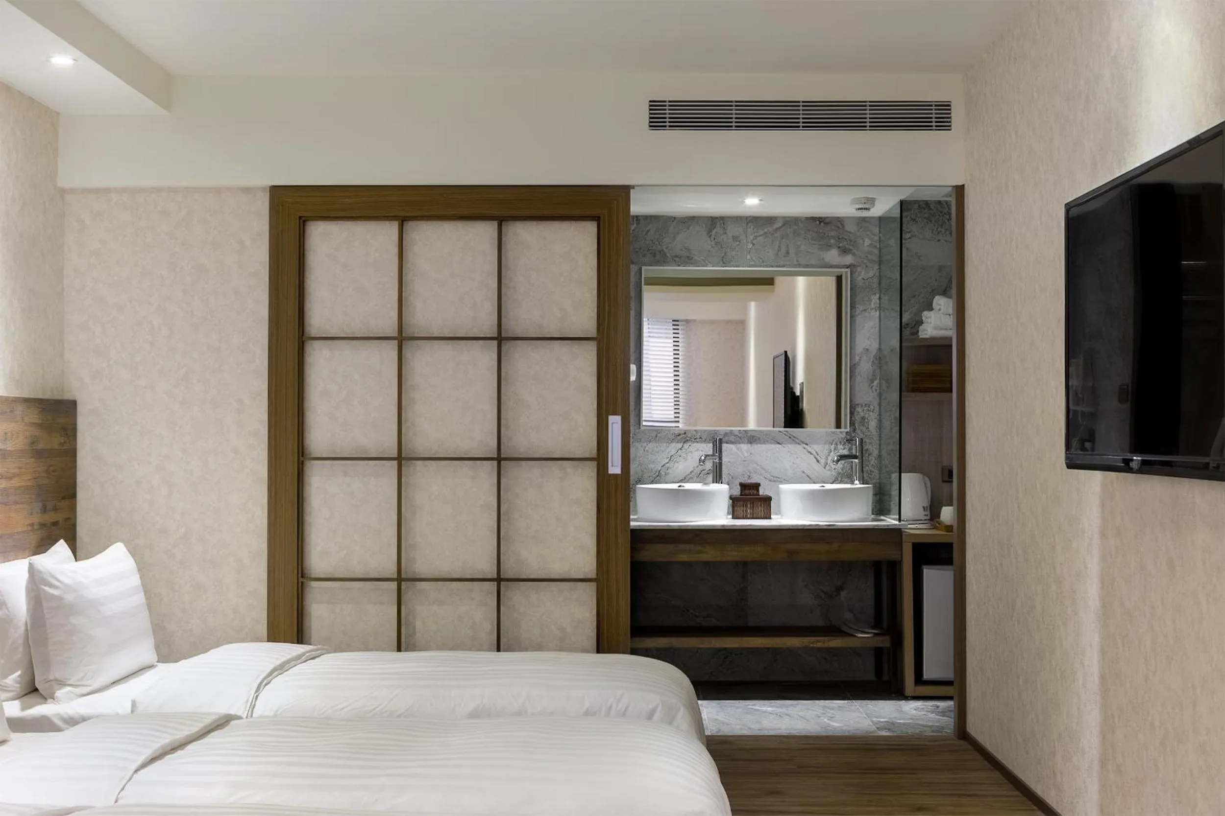 Bedroom, Bed in Lan Kwai Fong Garden Hotel