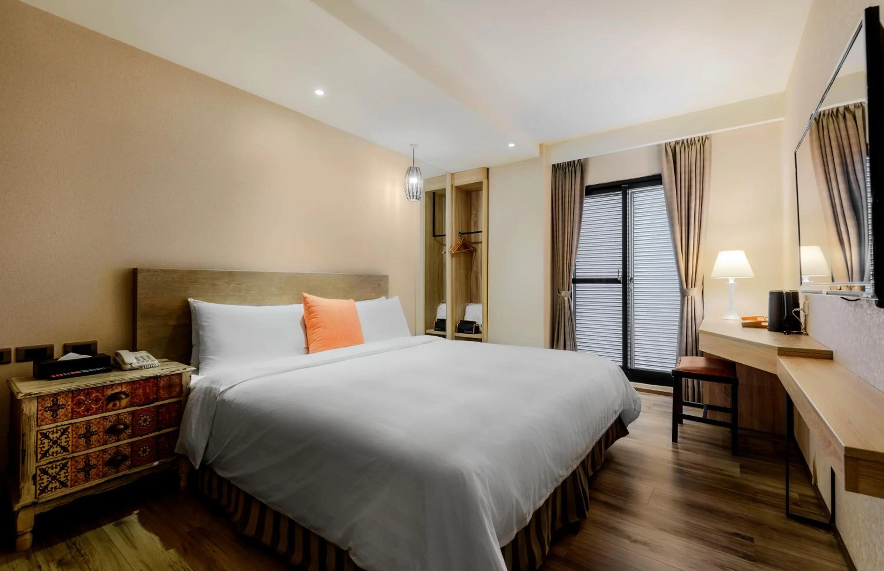Bedroom, Bed in Lan Kwai Fong Garden Hotel