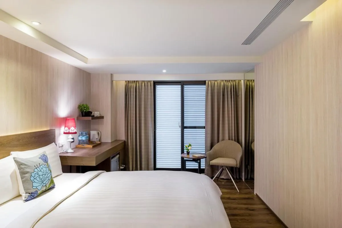 Bed in Lan Kwai Fong Garden Hotel