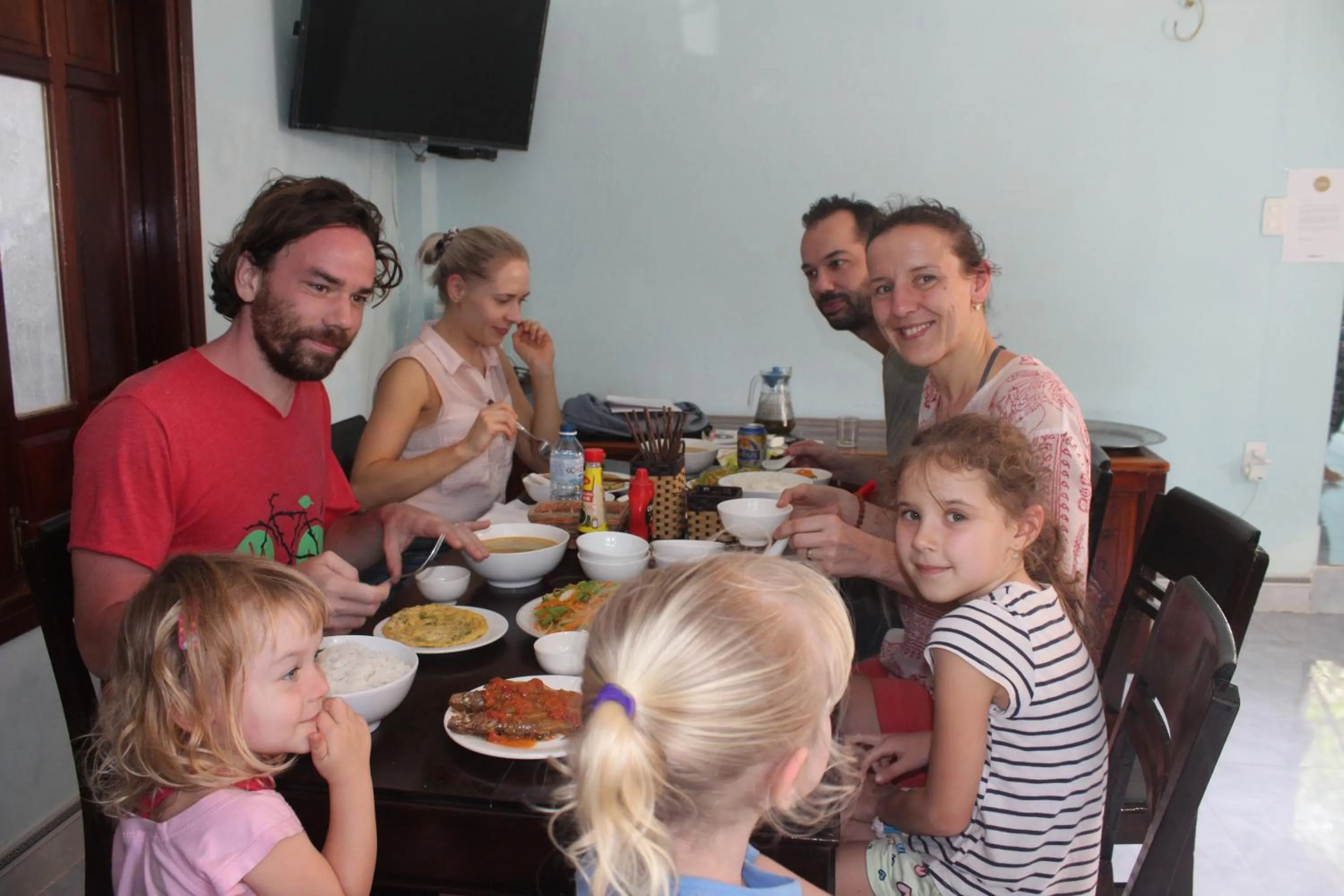 Family in Cham Island Smiles Homestay