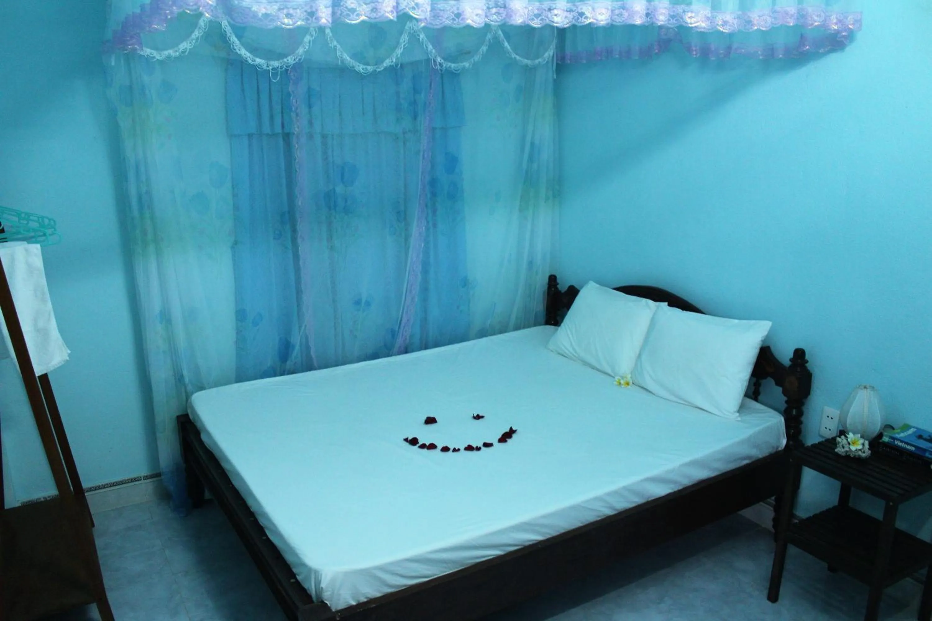 Bed in Cham Island Smiles Homestay