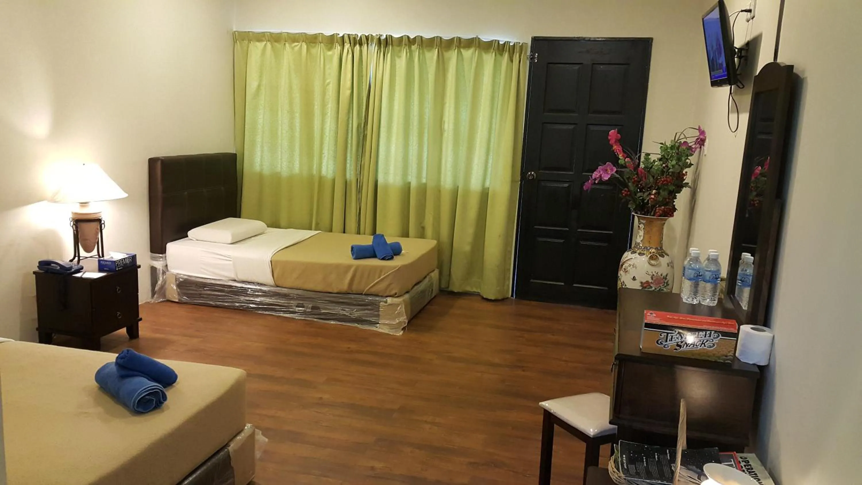 Photo of the whole room, Bed in Crystal Hill R