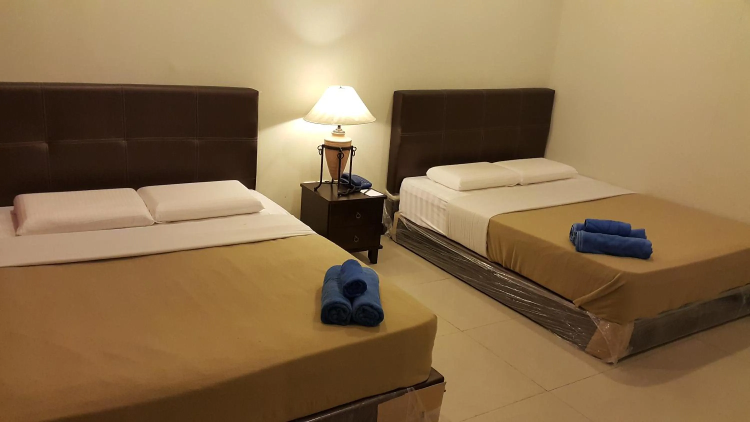 Photo of the whole room, Bed in Crystal Hill R