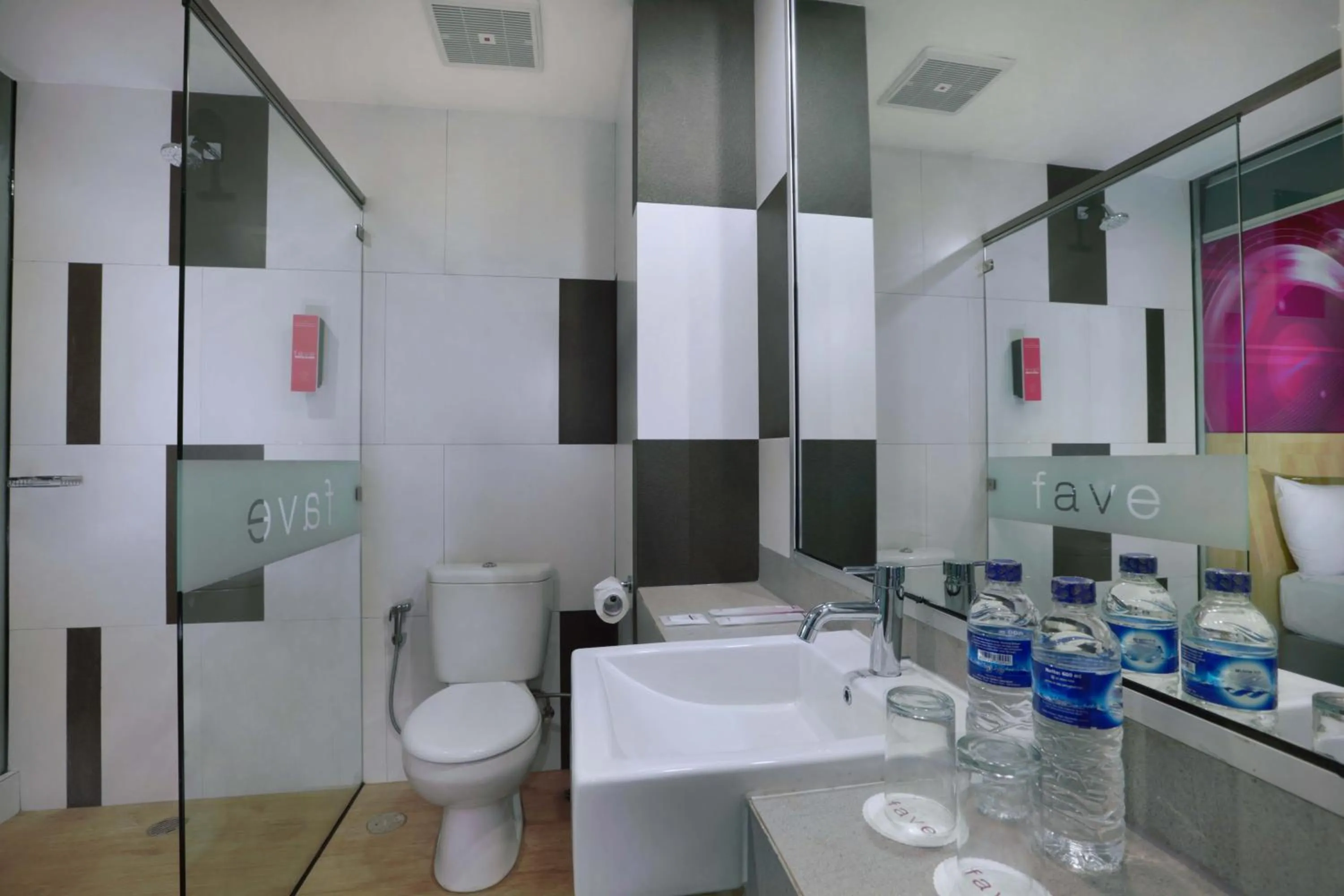 Toilet in favehotel Ahmad Yani Banjarmasin