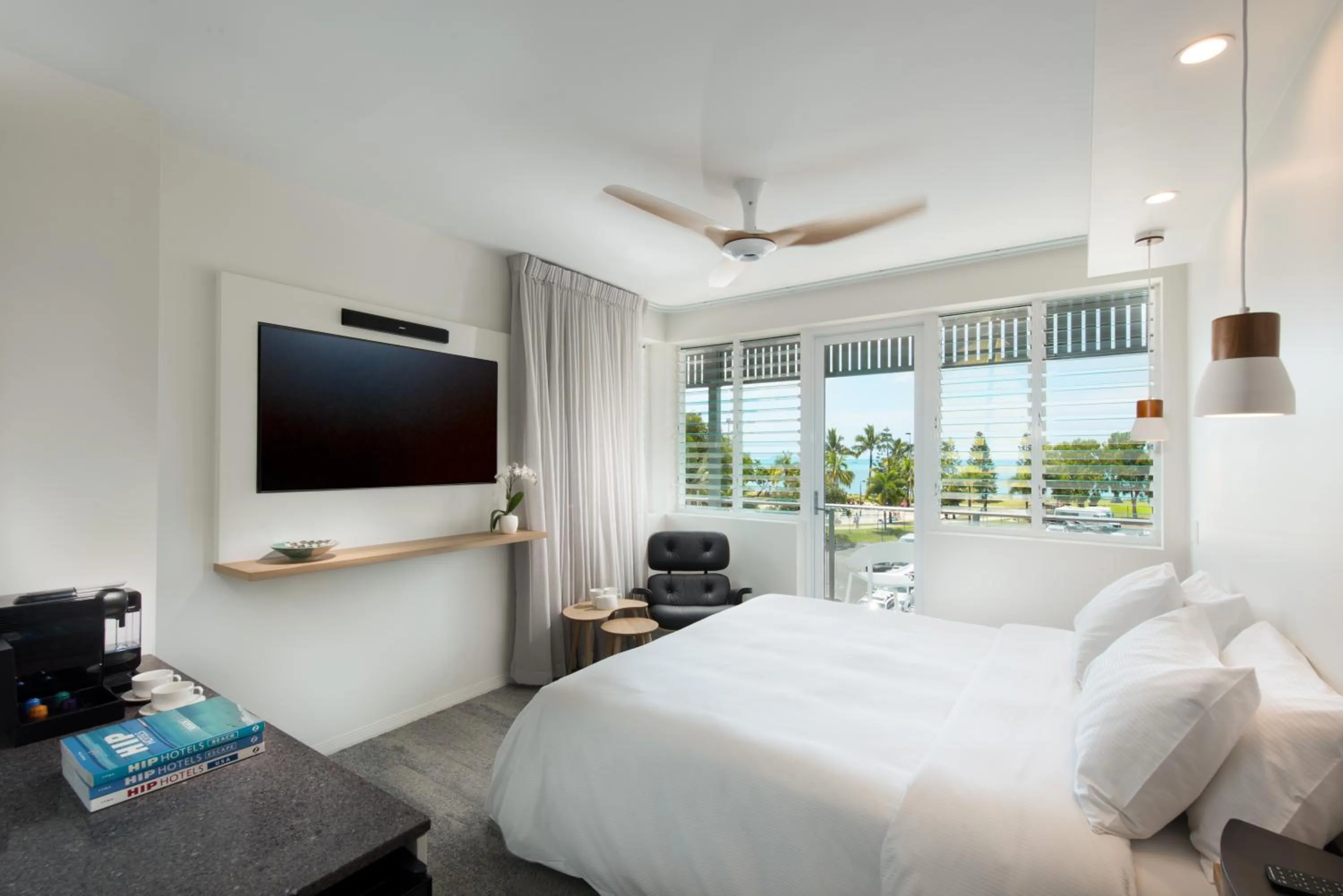 Bedroom, Bed in Heart Hotel and Gallery Whitsundays