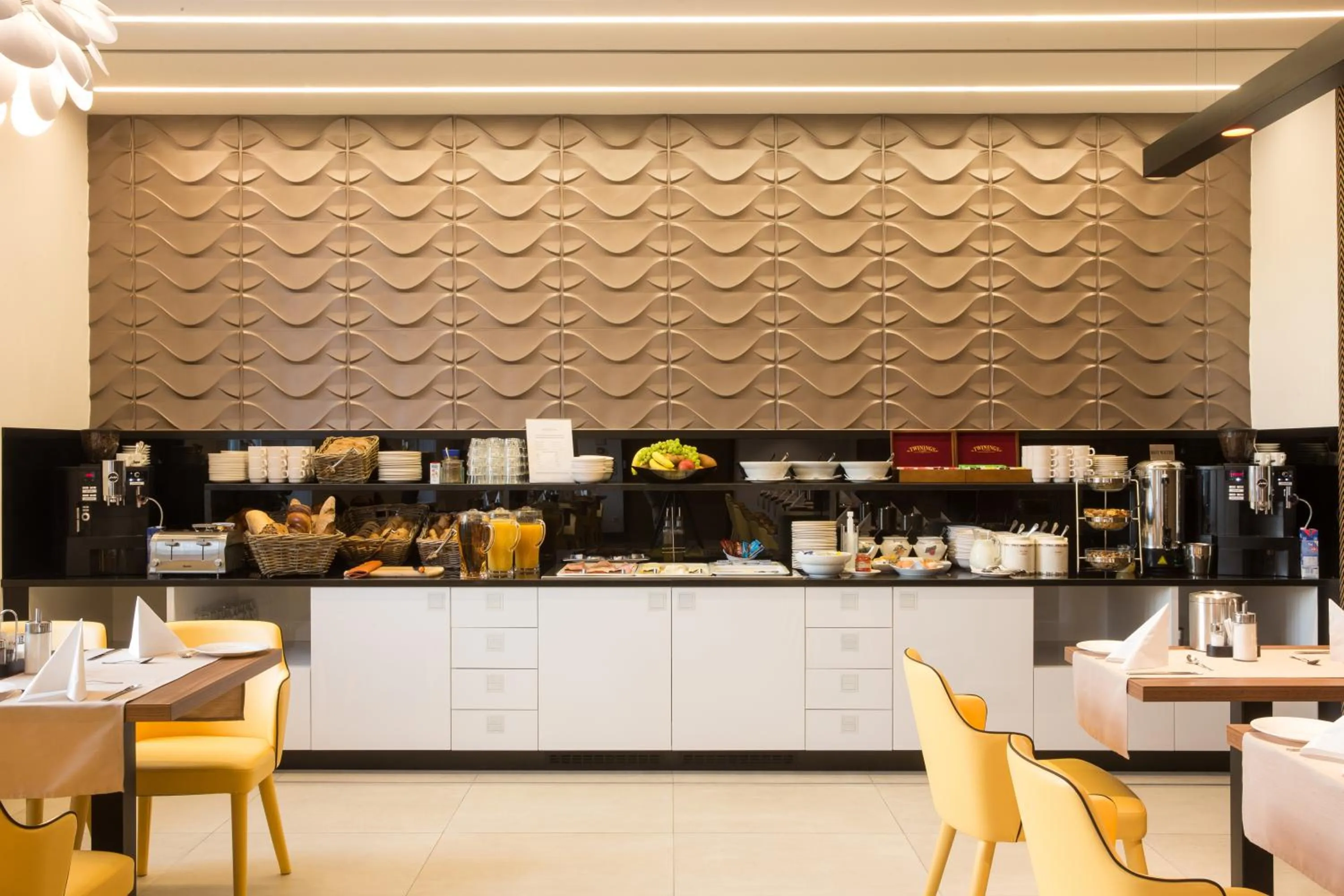 Buffet breakfast in Budget Hotel Victoria