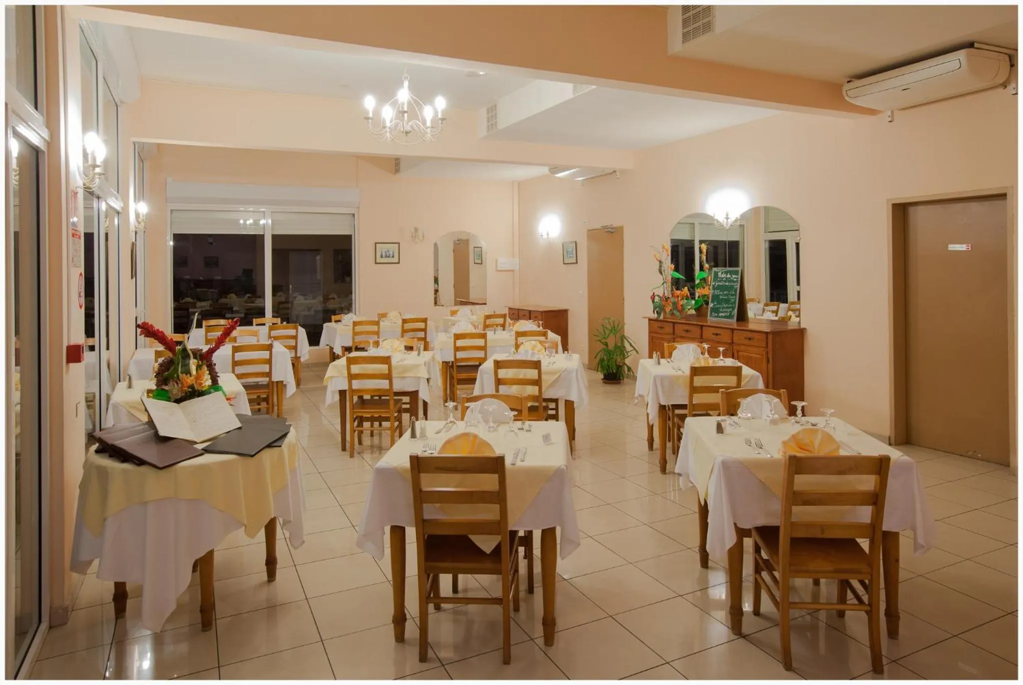 Restaurant/places to eat in La Fournaise Hotel Restaurant