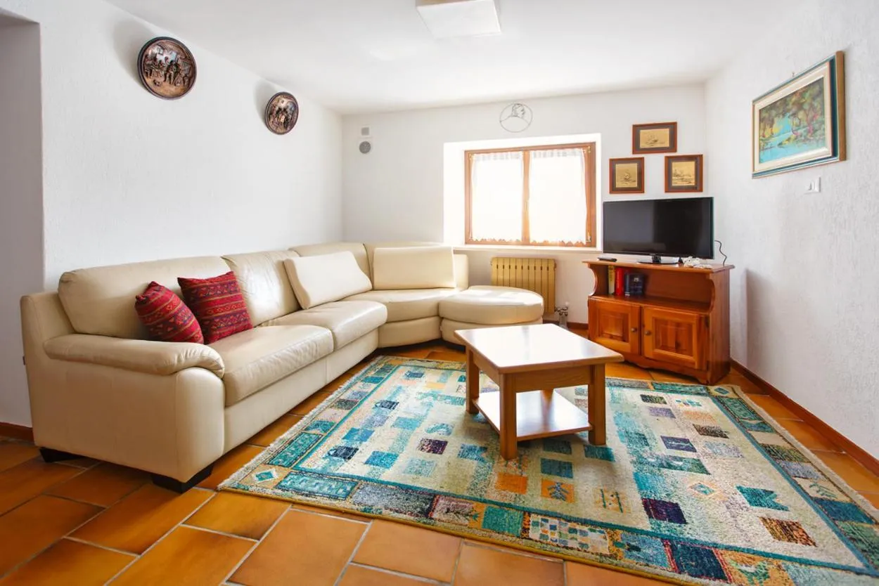 Communal lounge/ TV room in Albergo Diffuso "Col Gentile" Socchieve