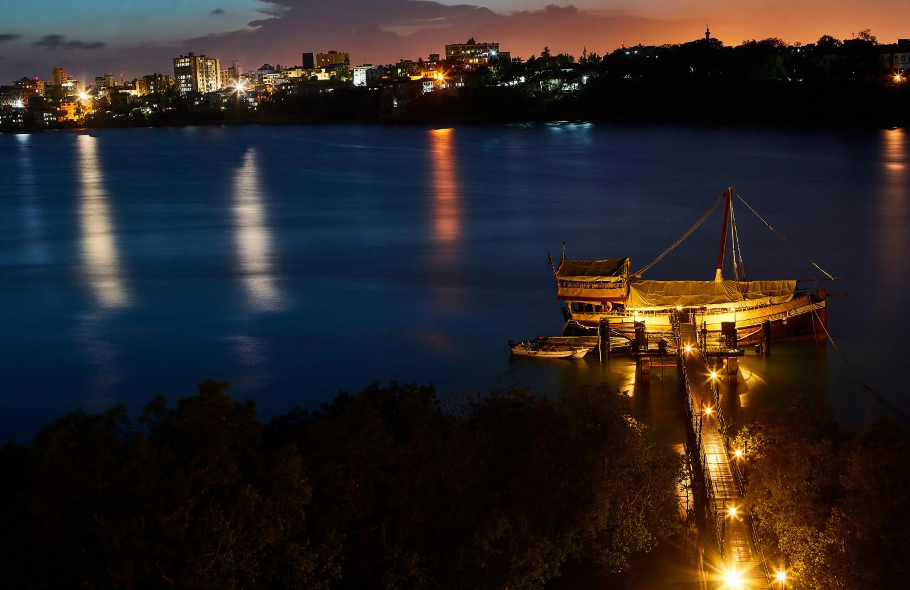 Restaurant/places to eat in Tamarind Village Hotel Apartments