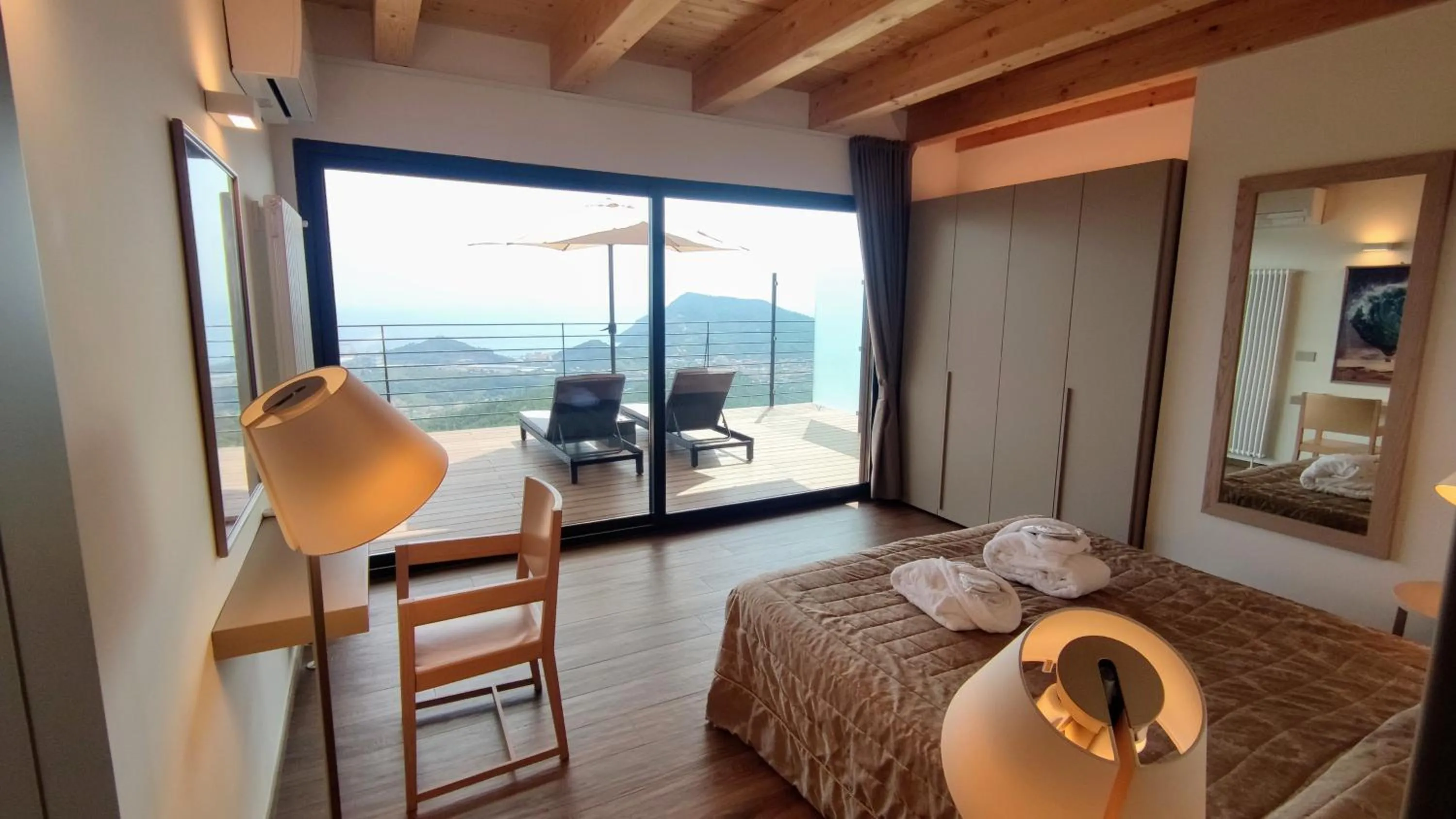 Bedroom, Bed in Chincamea