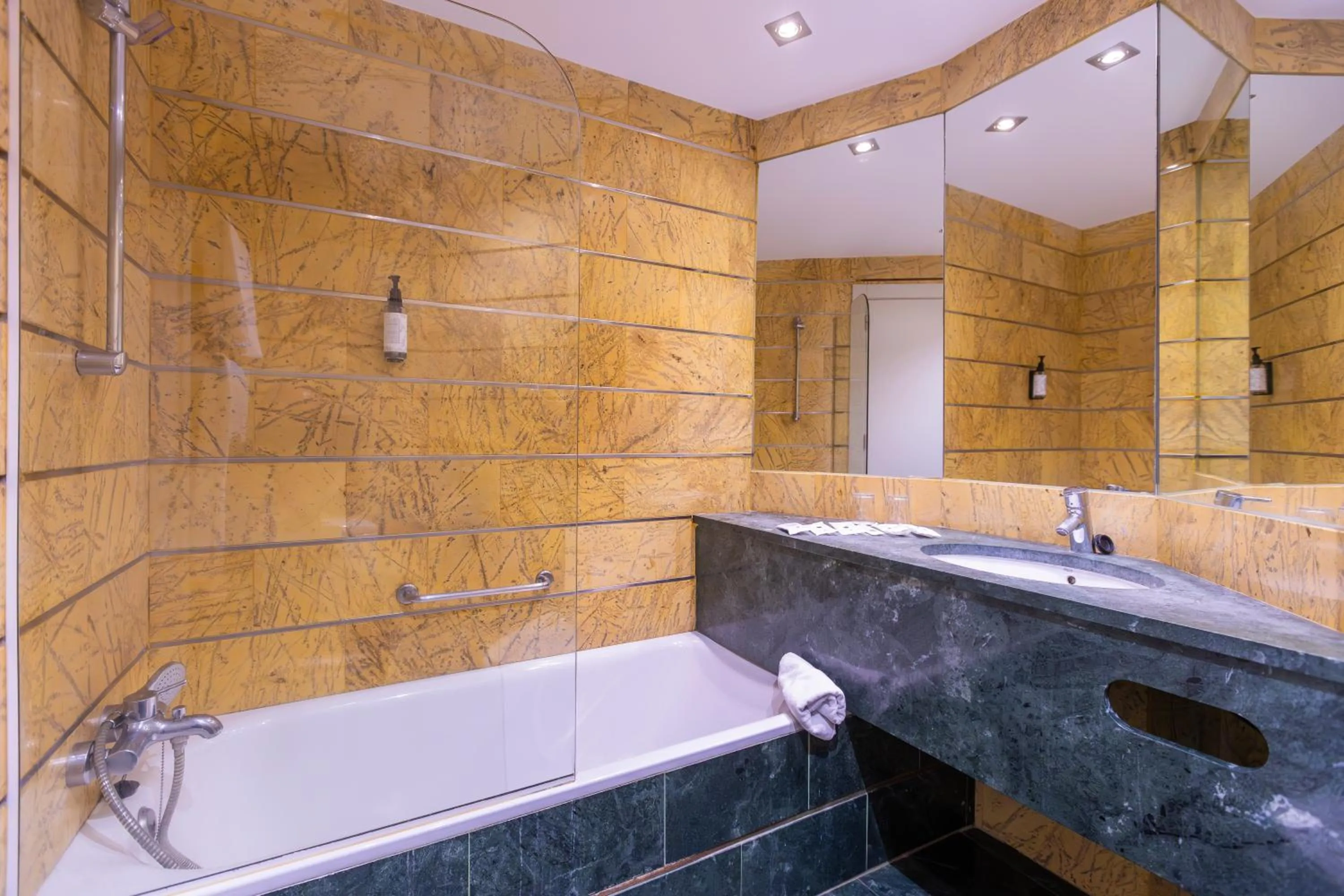 Bathroom in Hotel Moon Dreams Portomagno