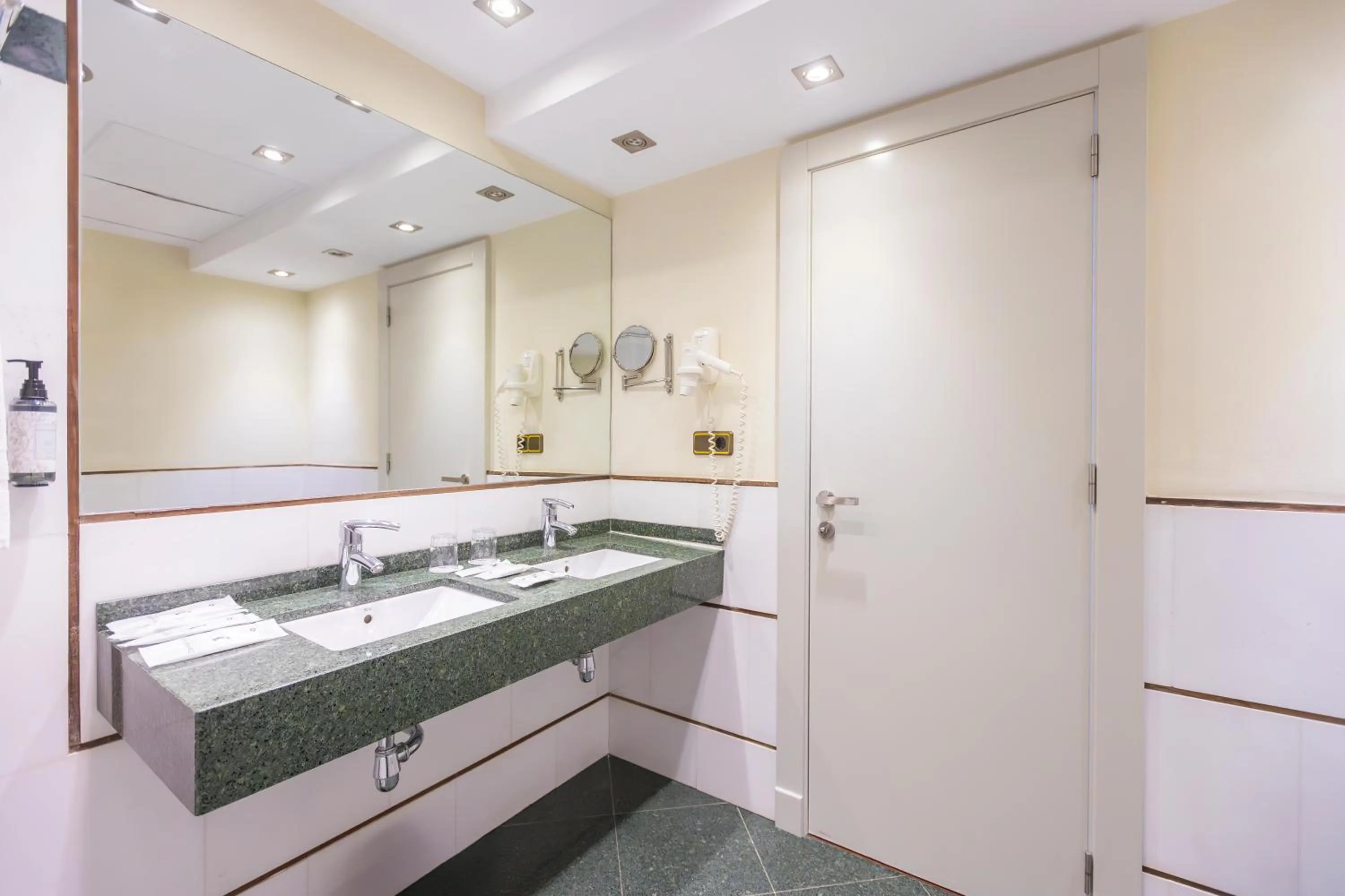 Bathroom in Hotel Moon Dreams Portomagno