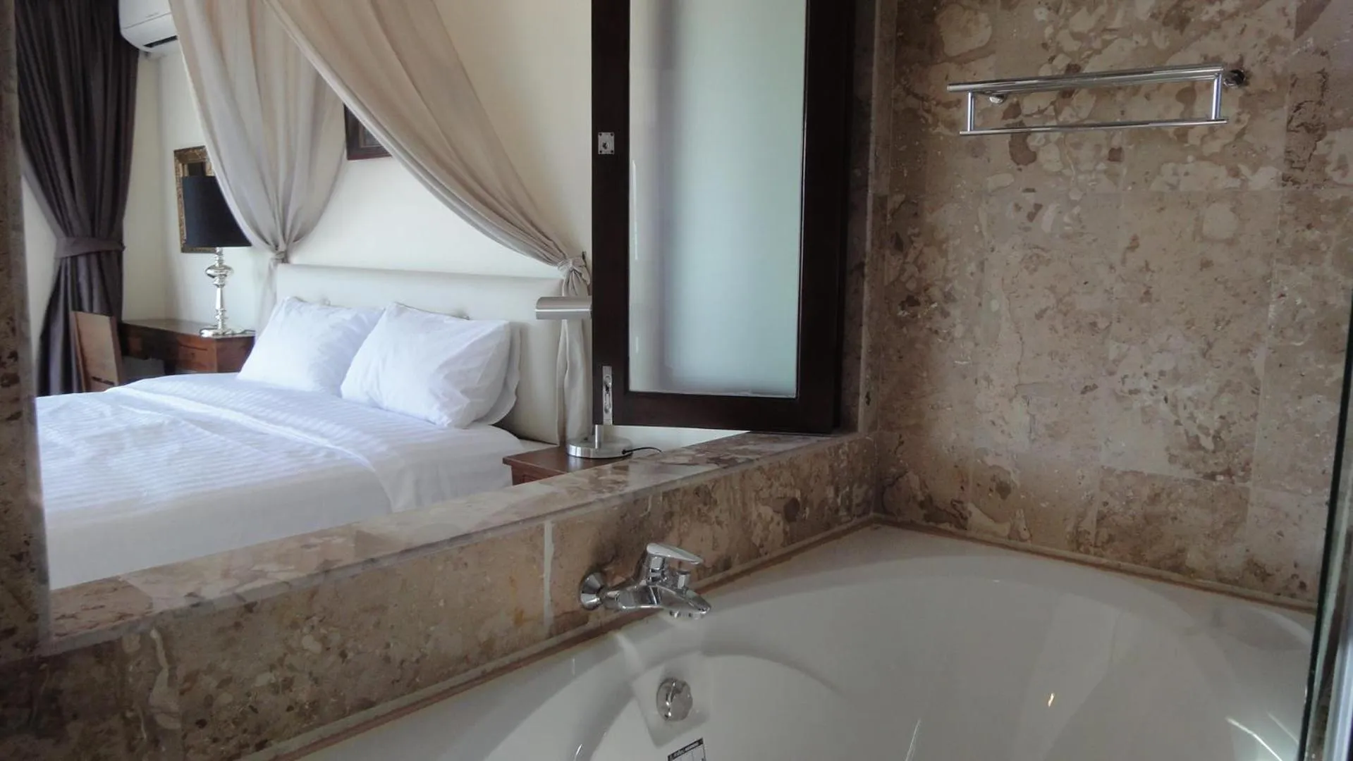 Hot Tub, Bed in Anam Cara