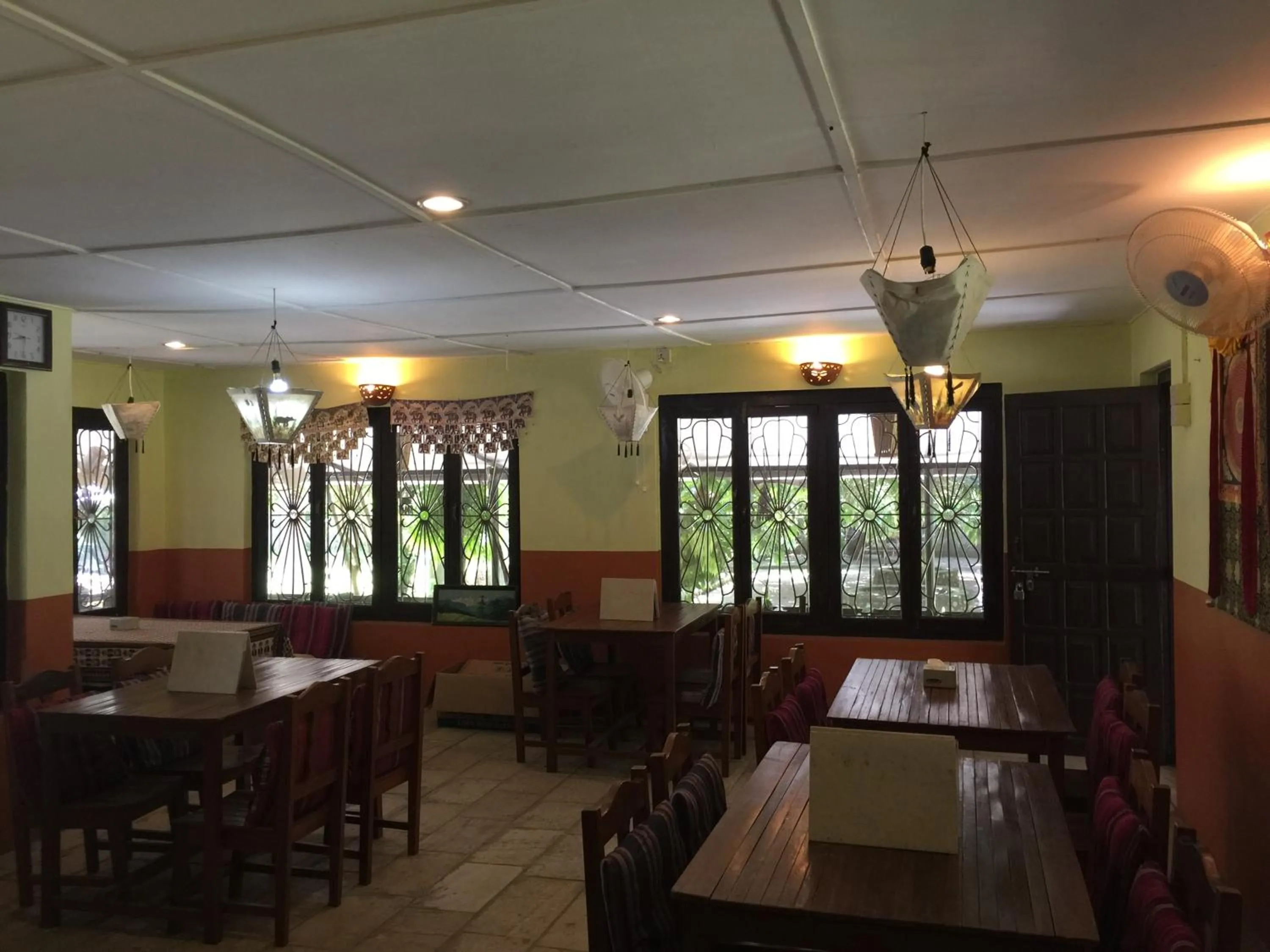 Restaurant/places to eat in Chautari Garden Resort