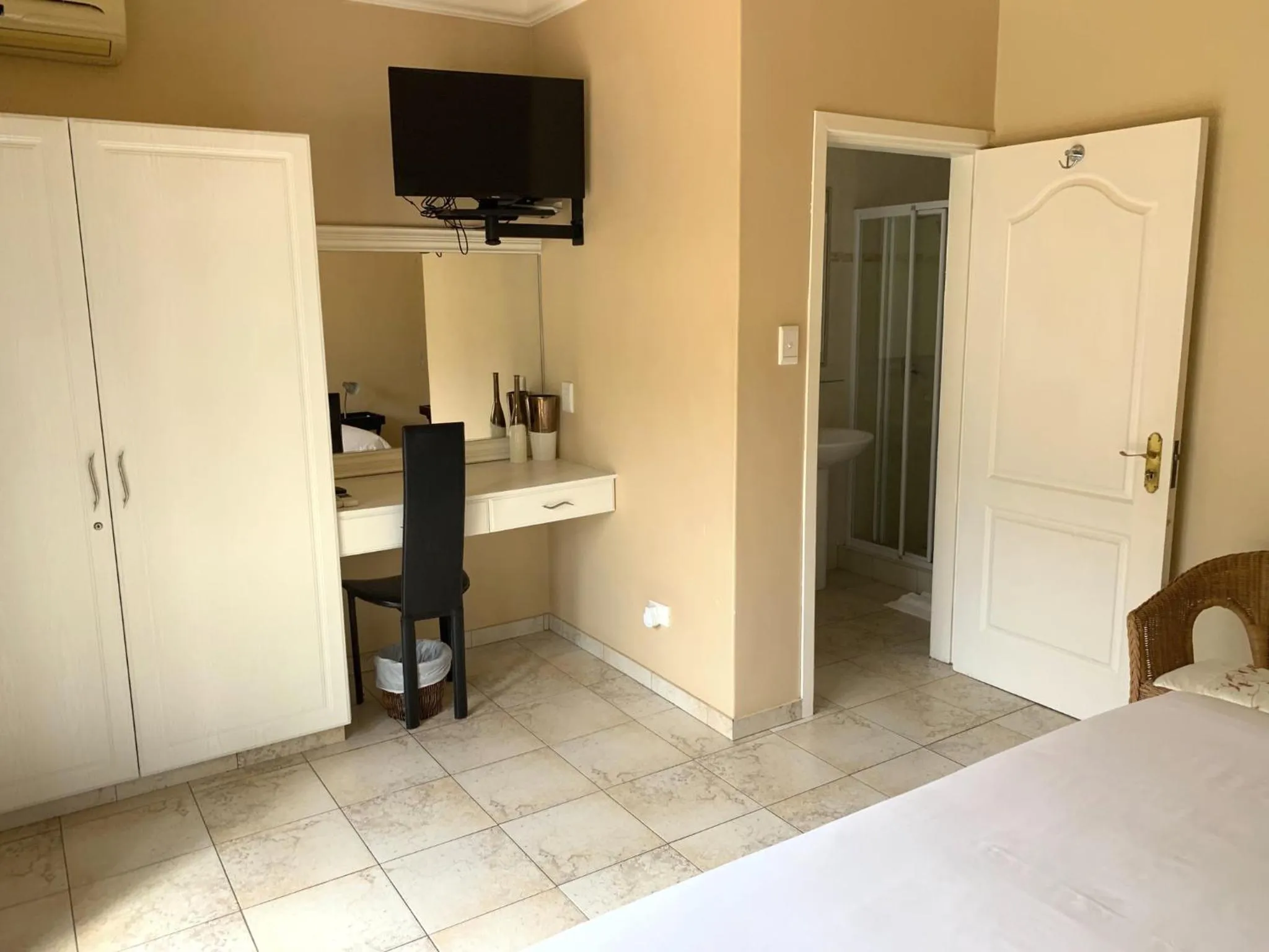 Property building, Bed in Almost Heaven