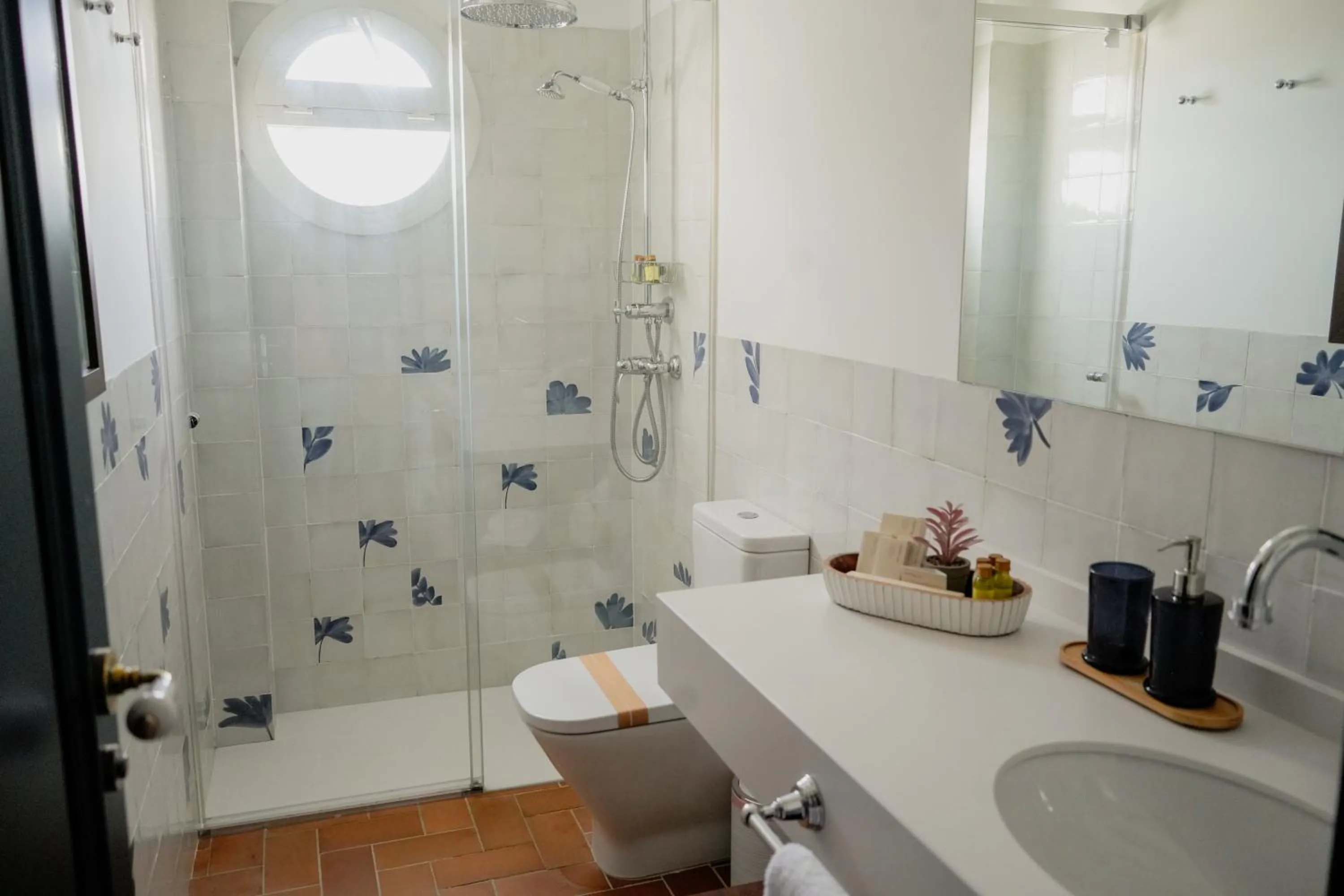 Shower in Hotel Toruño del Rocío