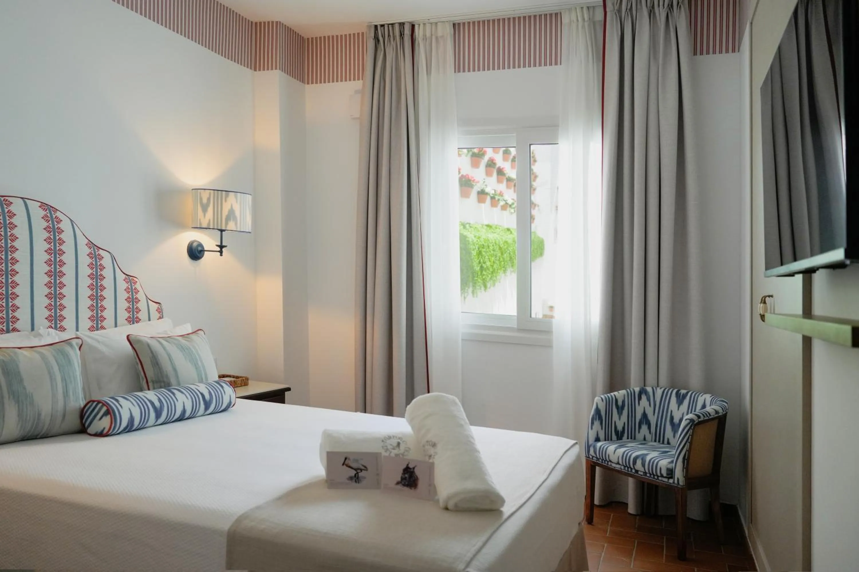 Inner courtyard view, Bed in Hotel Toruño del Rocío