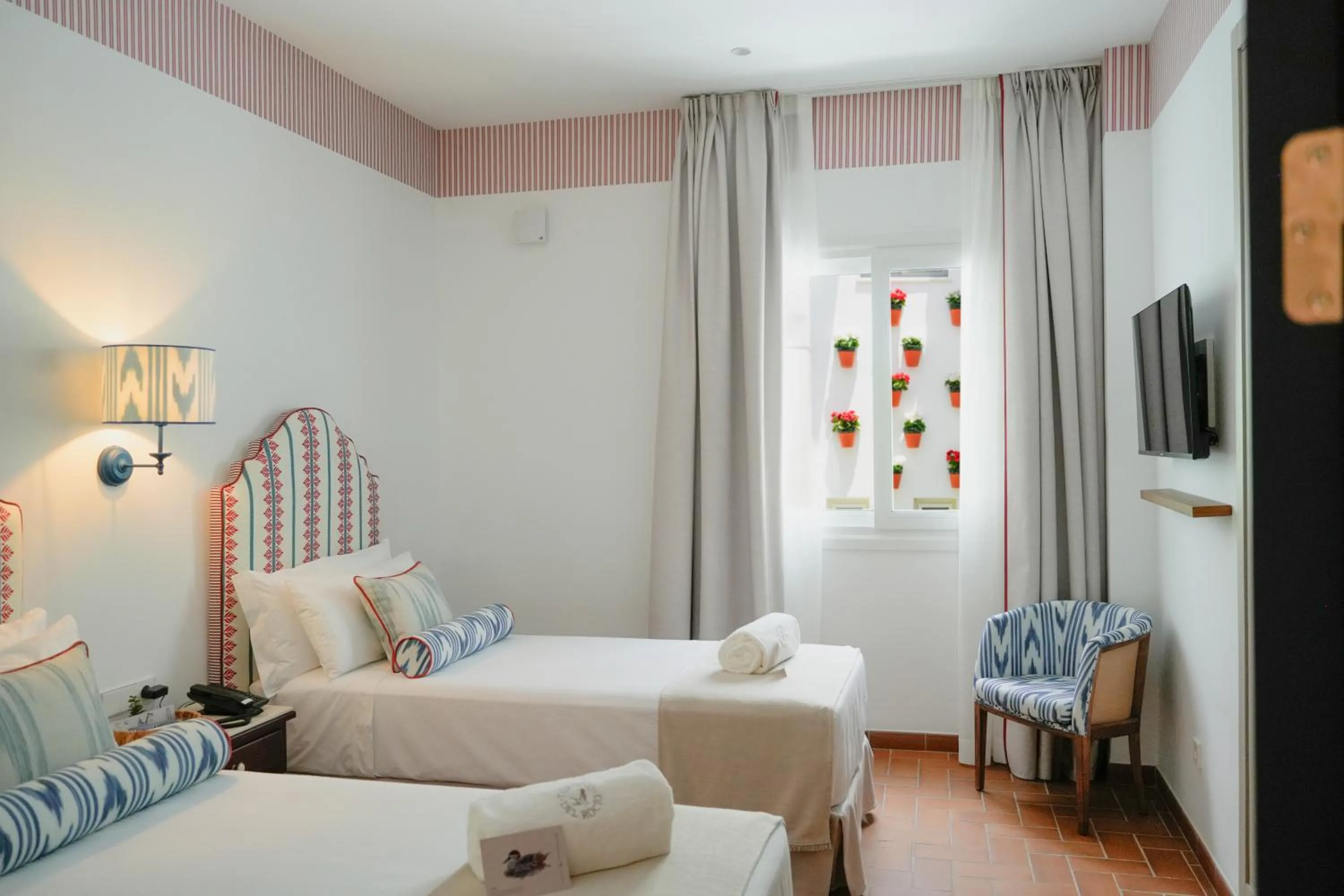 Inner courtyard view, Bed in Hotel Toruño del Rocío