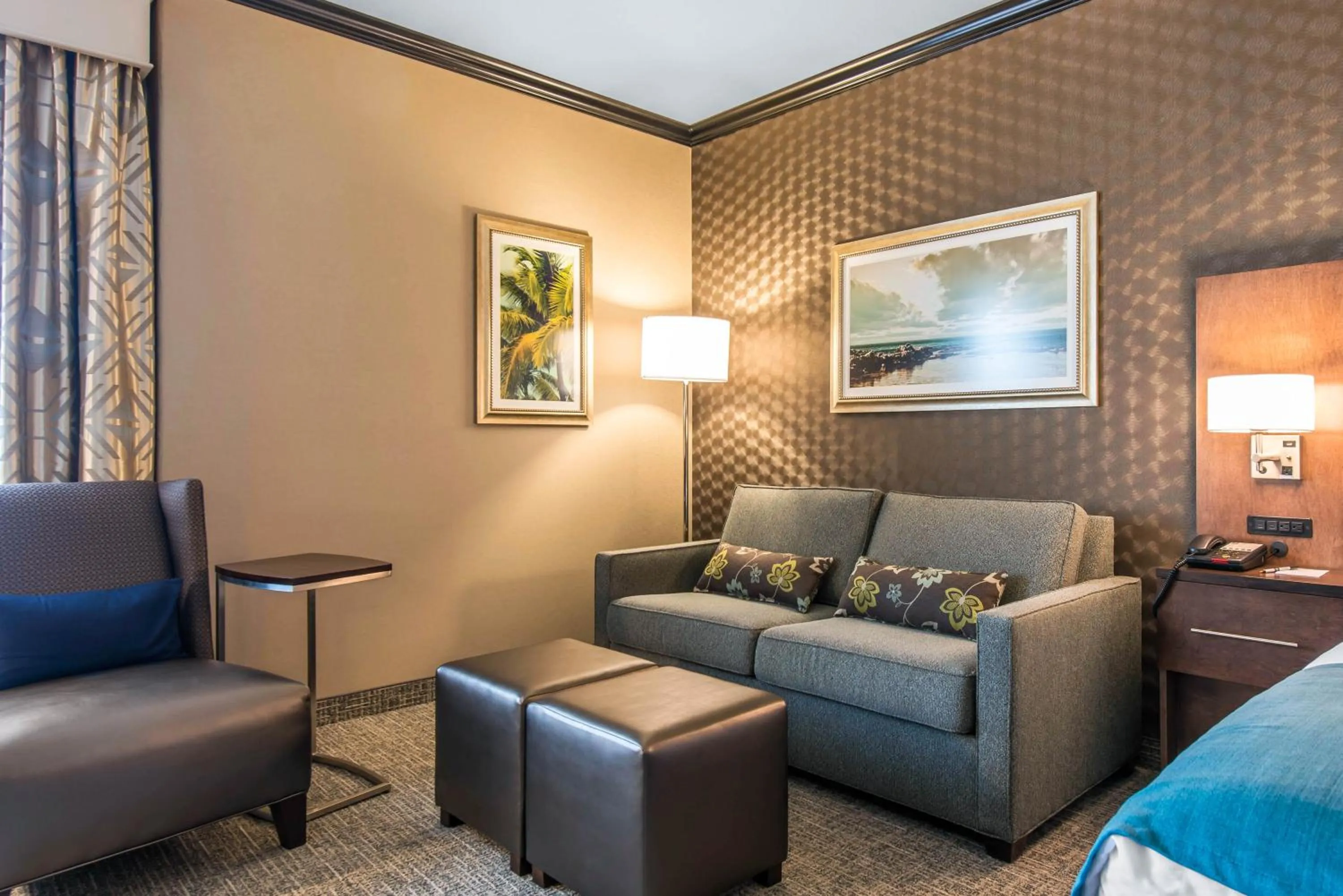 Seating area, Lounge/Bar in The Heritage Inn & Suites, Ascend Hotel Collection