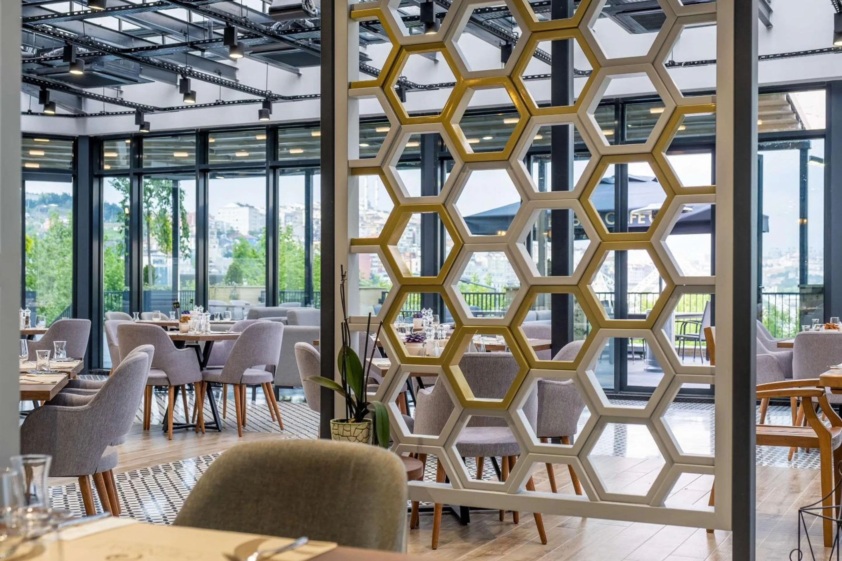 Restaurant/places to eat in Clarion Hotel Golden Horn