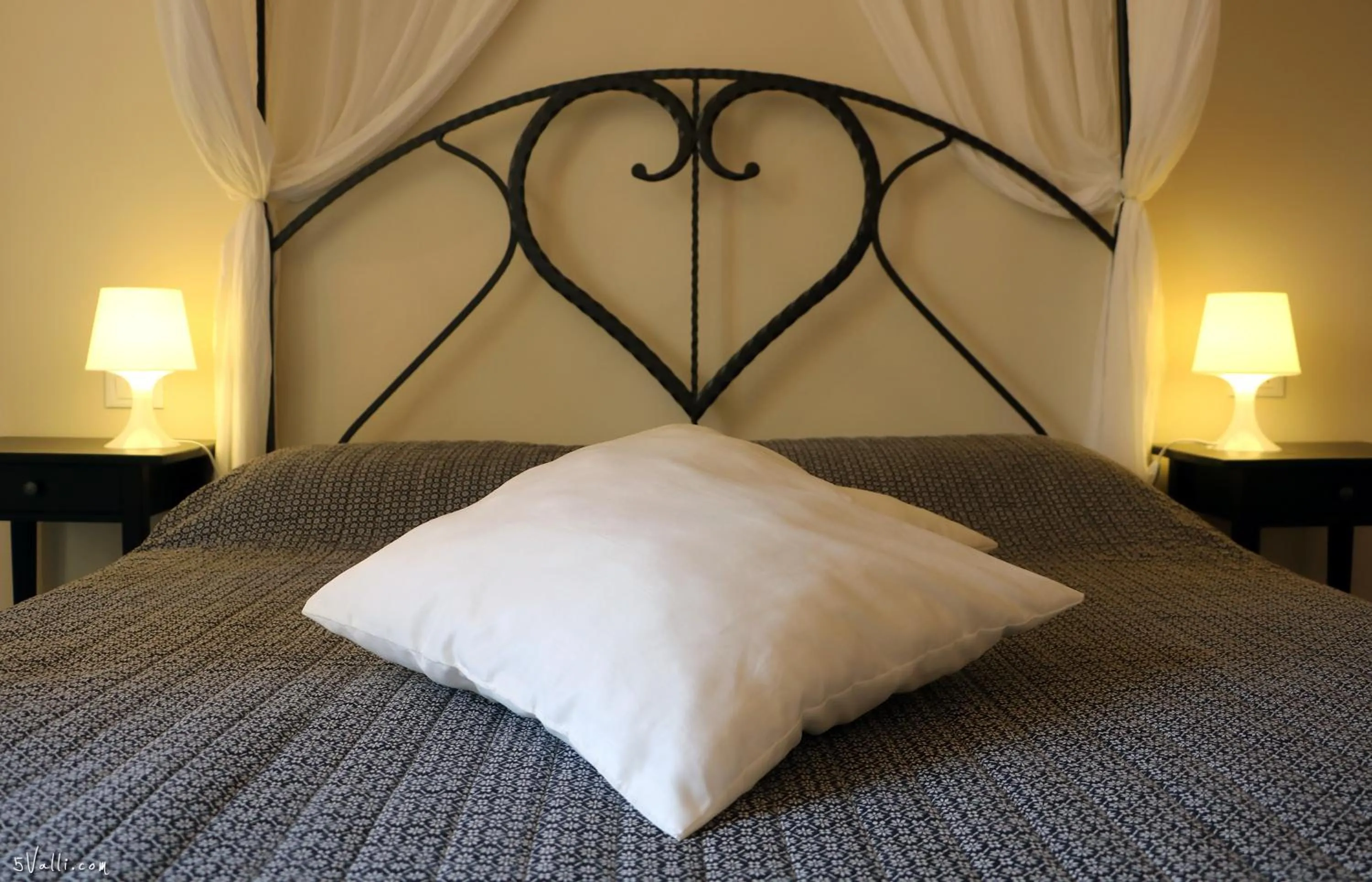 Decorative detail, Bed in U Campanin