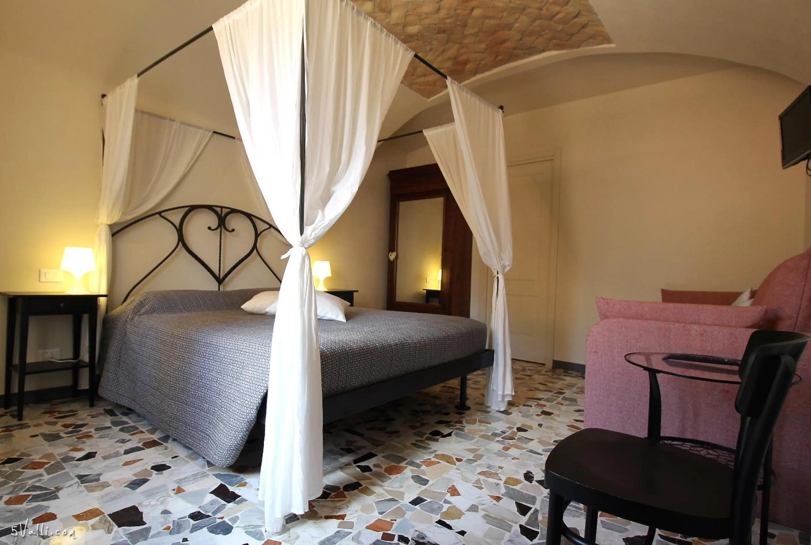 Photo of the whole room, Bed in U Campanin