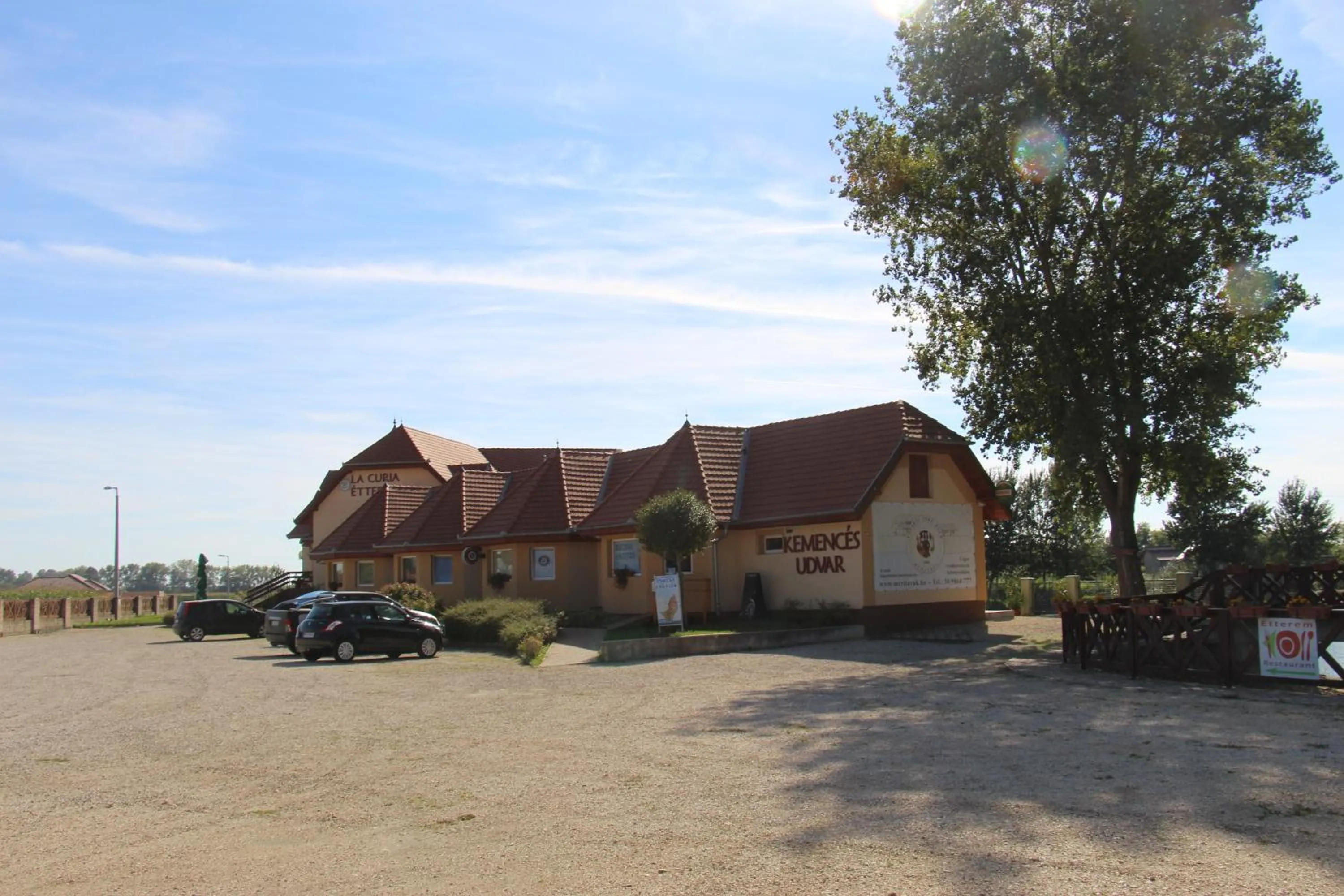 Facade/entrance in La Curia Panzió