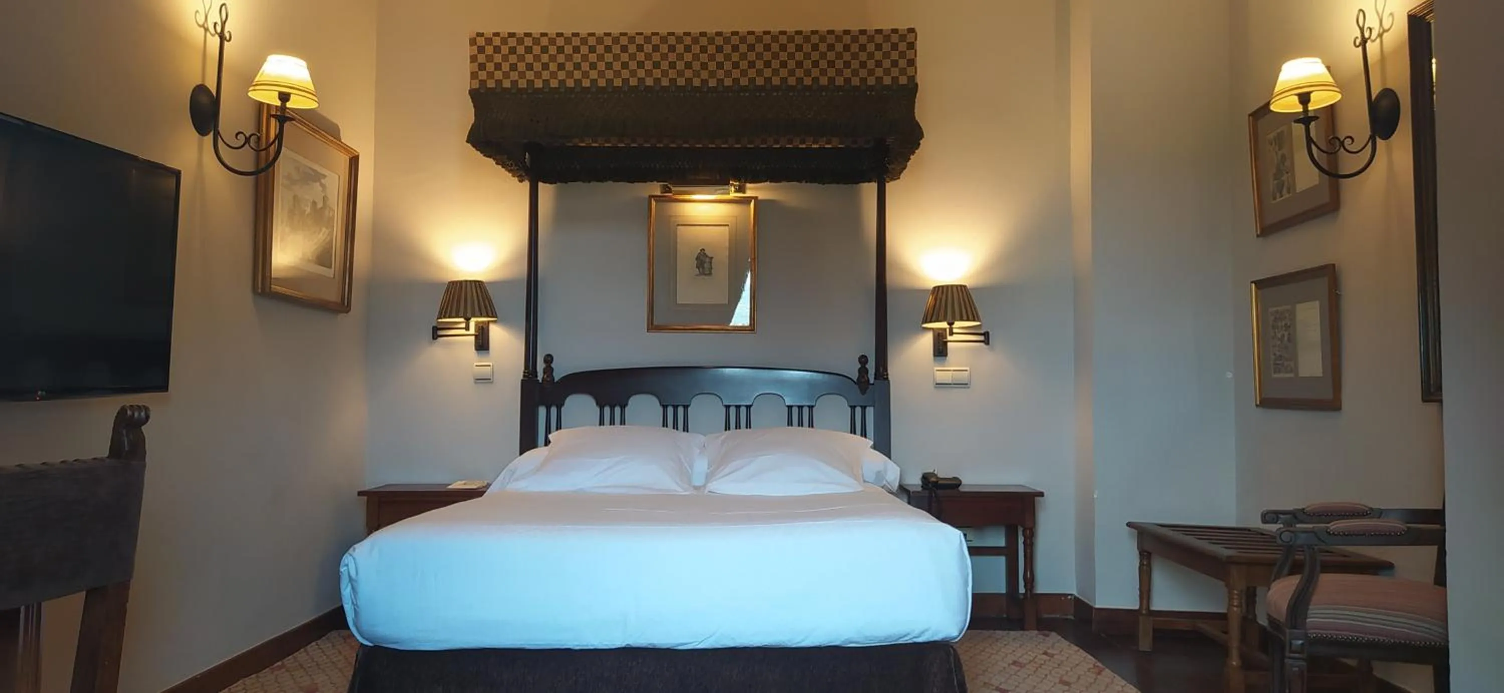 Bed in Parador de Olite