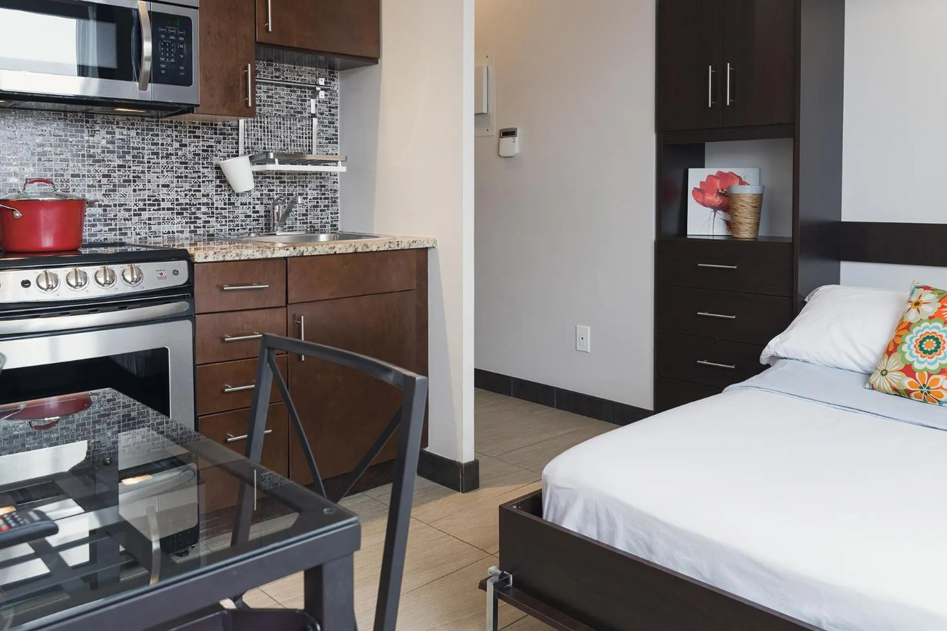 Kitchen or kitchenette, Bed in Cjour Apartments