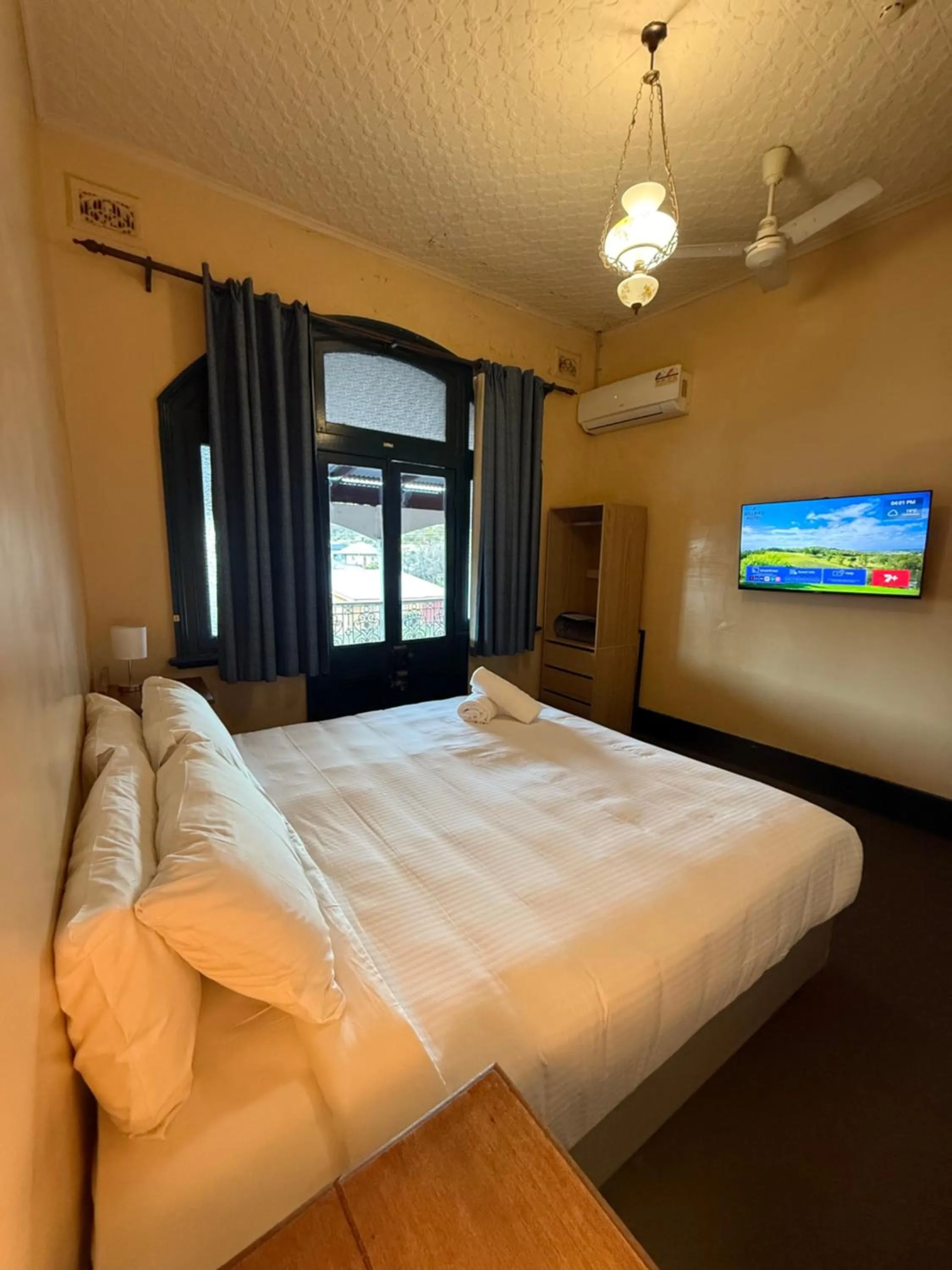 Bed in Bellbird Hotel