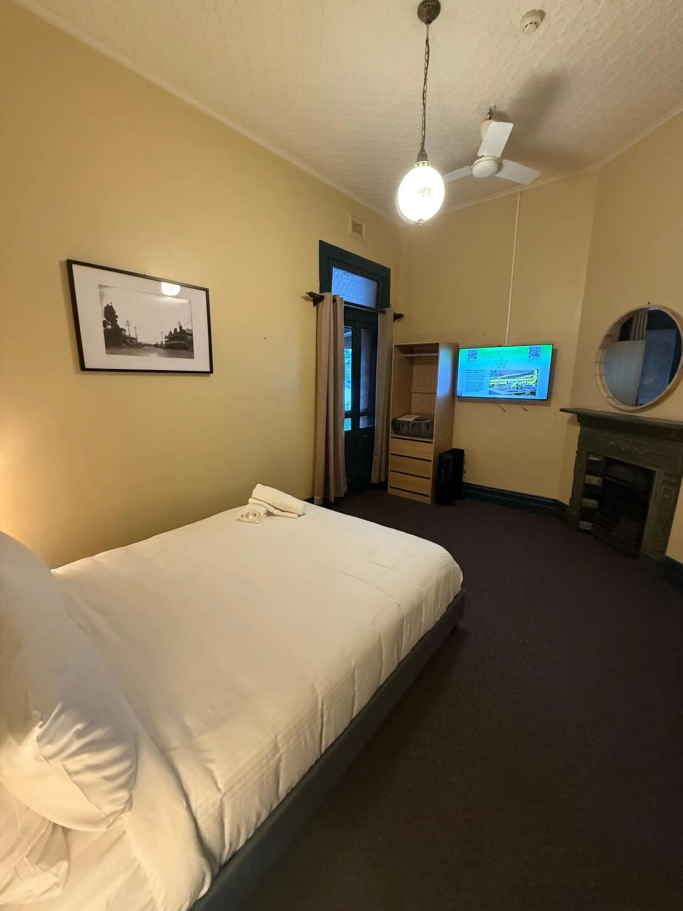 TV and multimedia, Bed in Bellbird Hotel
