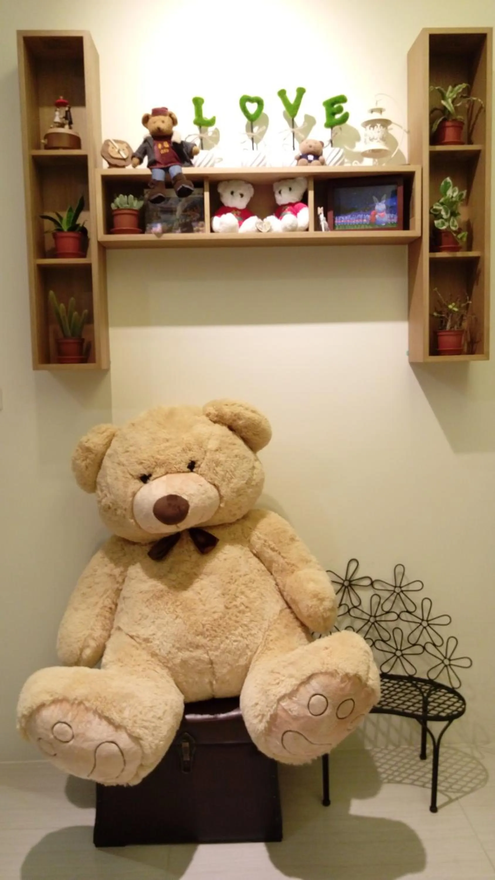 Decorative detail in Happiness 210 B&B