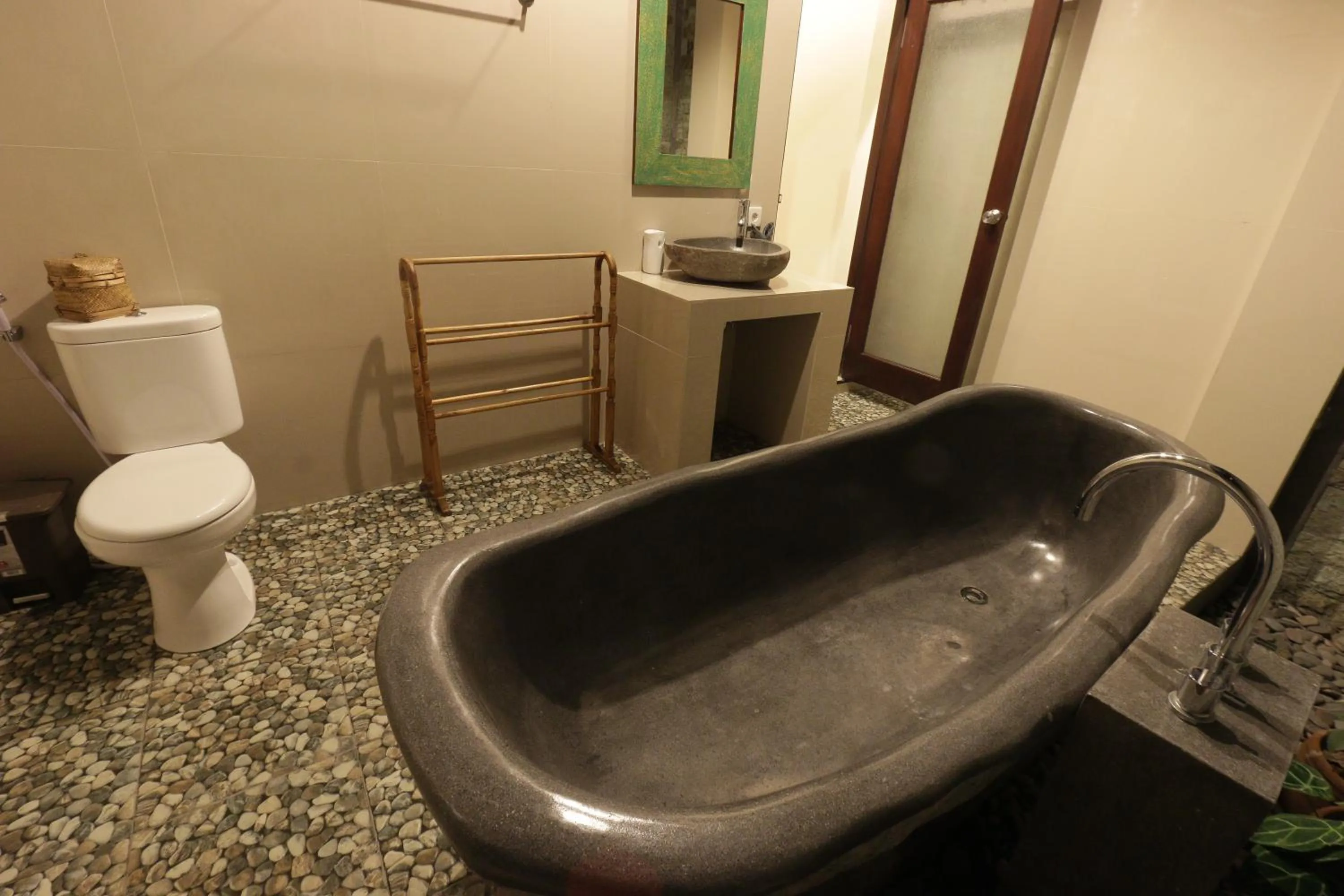 Bathroom in Duana Sari by Mahaputra