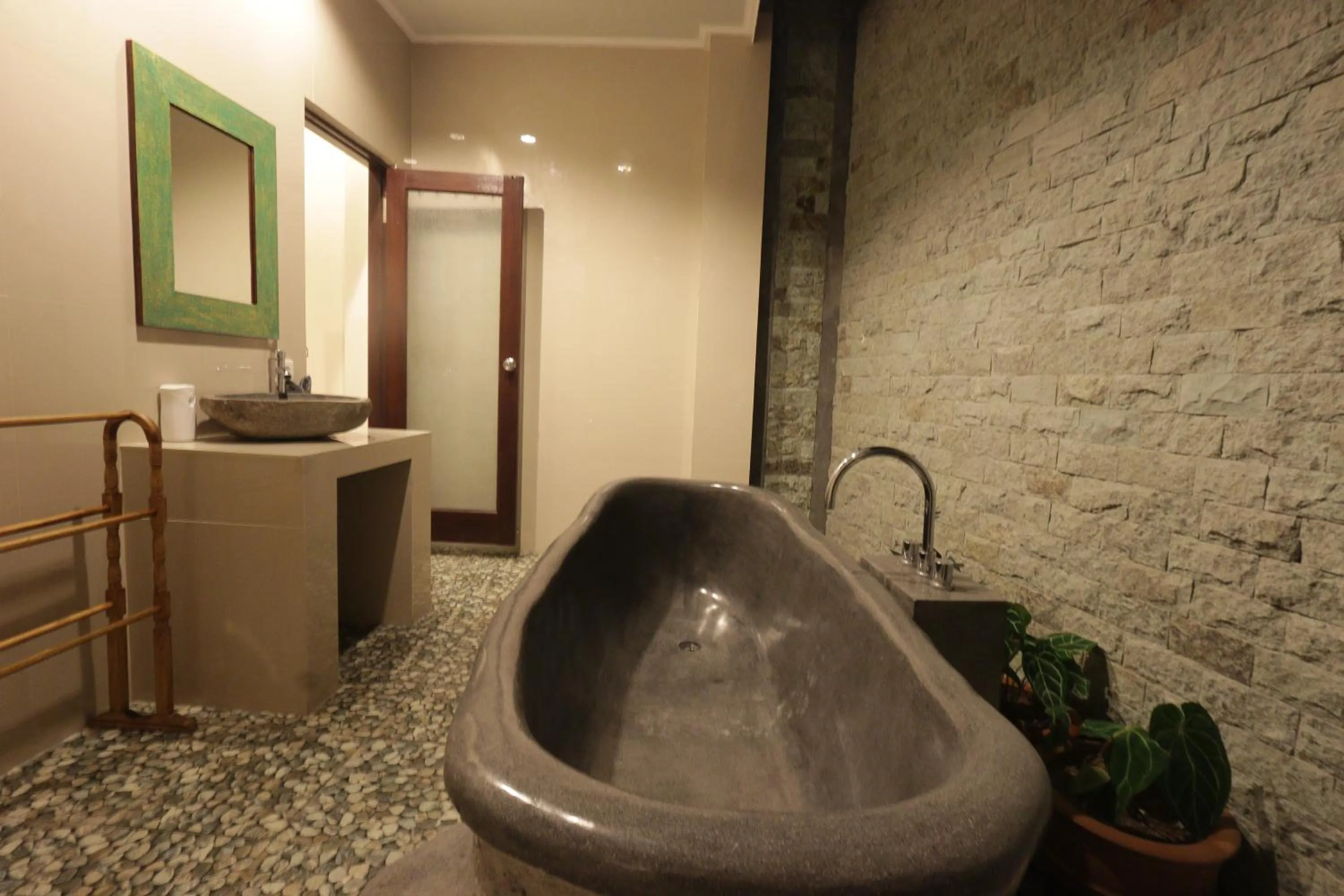 Bathroom in Duana Sari by Mahaputra