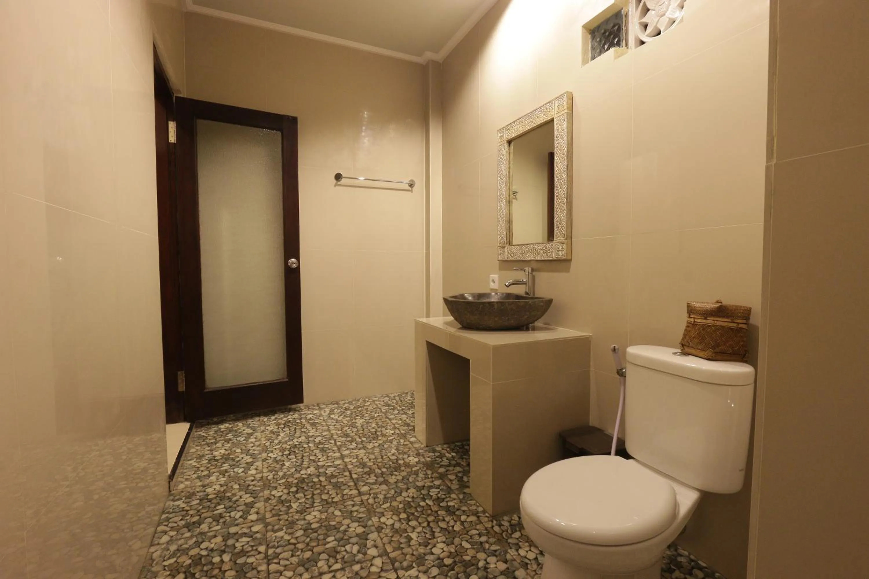 Bathroom in Duana Sari by Mahaputra