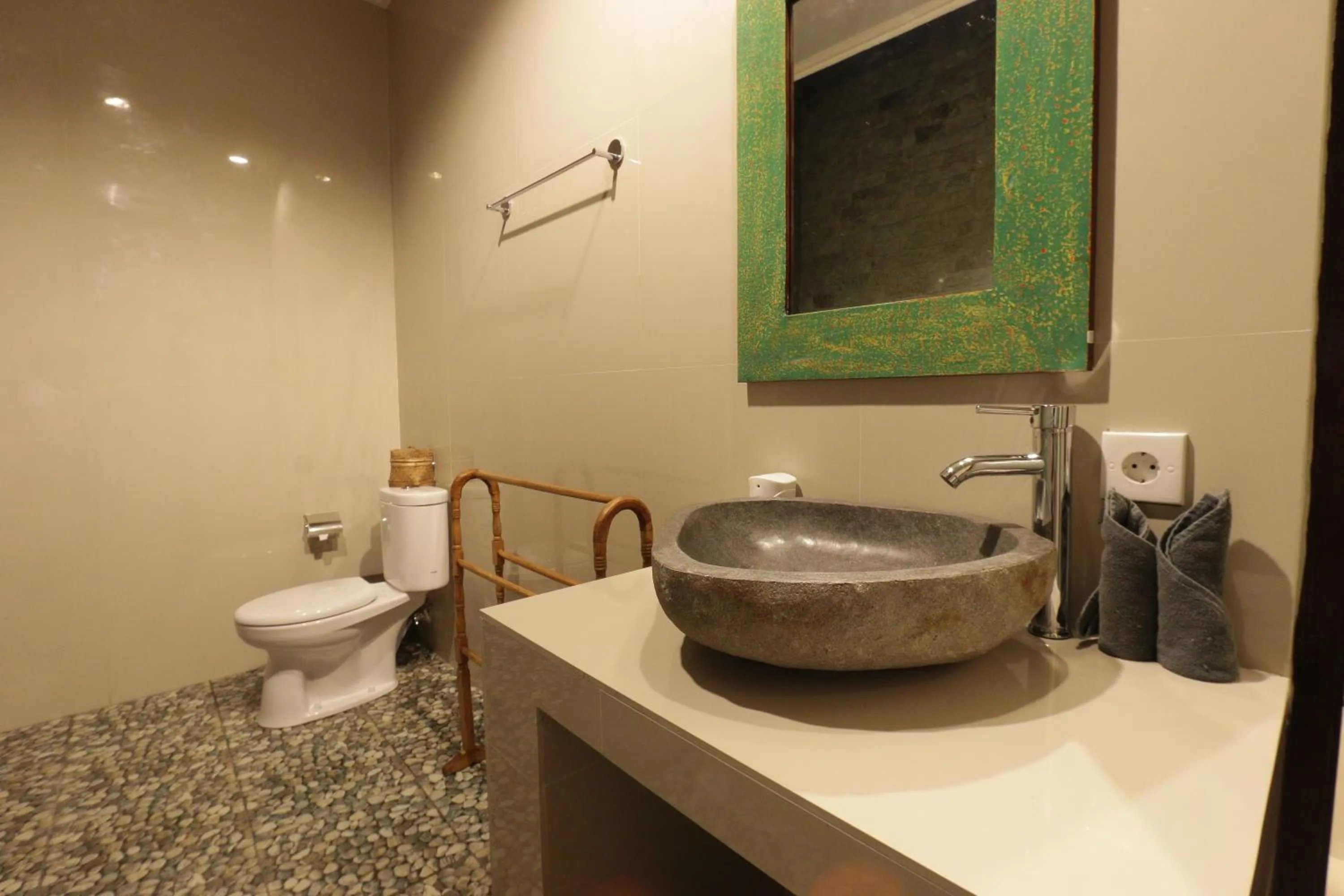 Bathroom in Duana Sari by Mahaputra